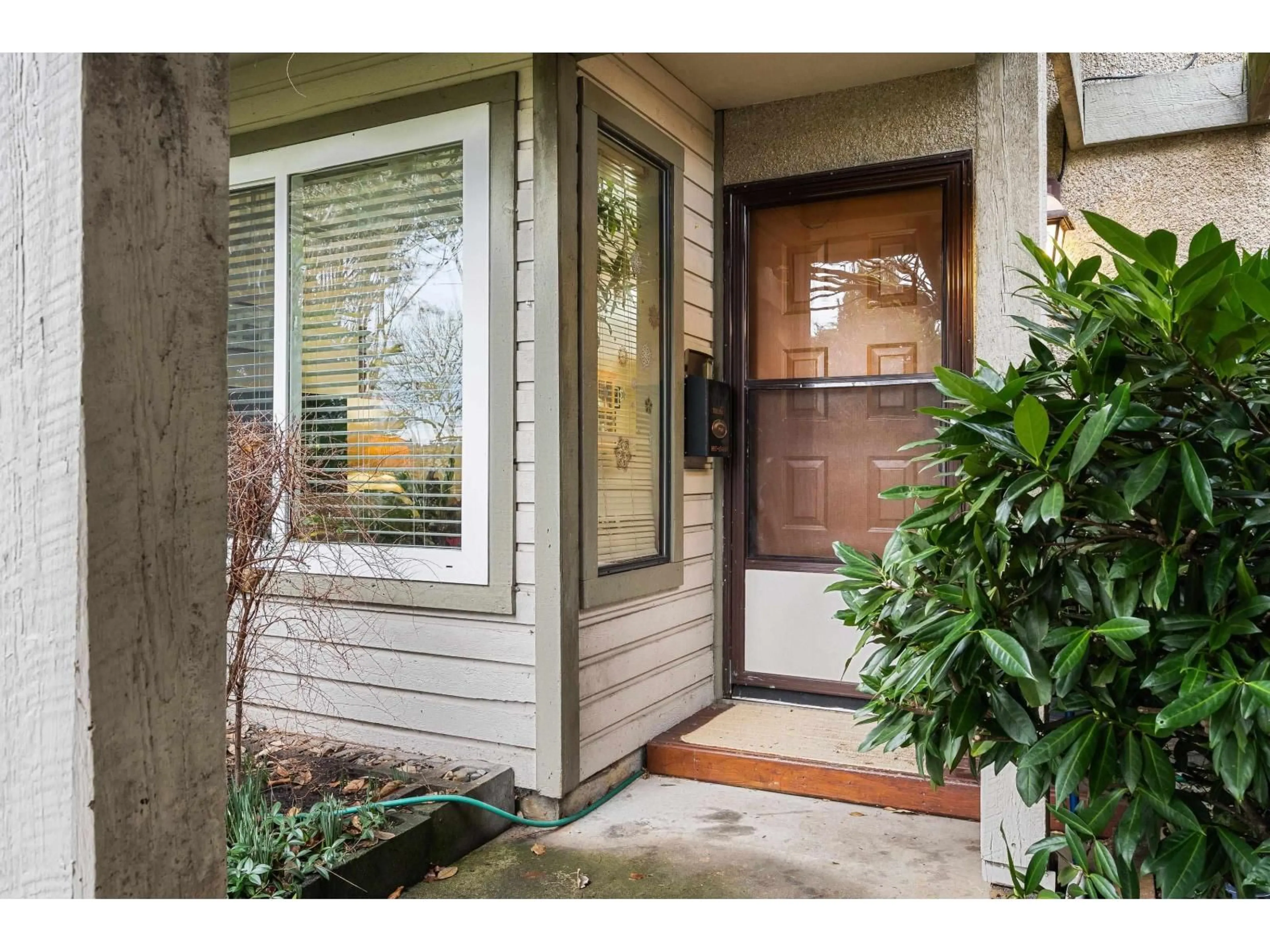 Indoor entryway for 6907 134A STREET, Surrey British Columbia V3W8G6