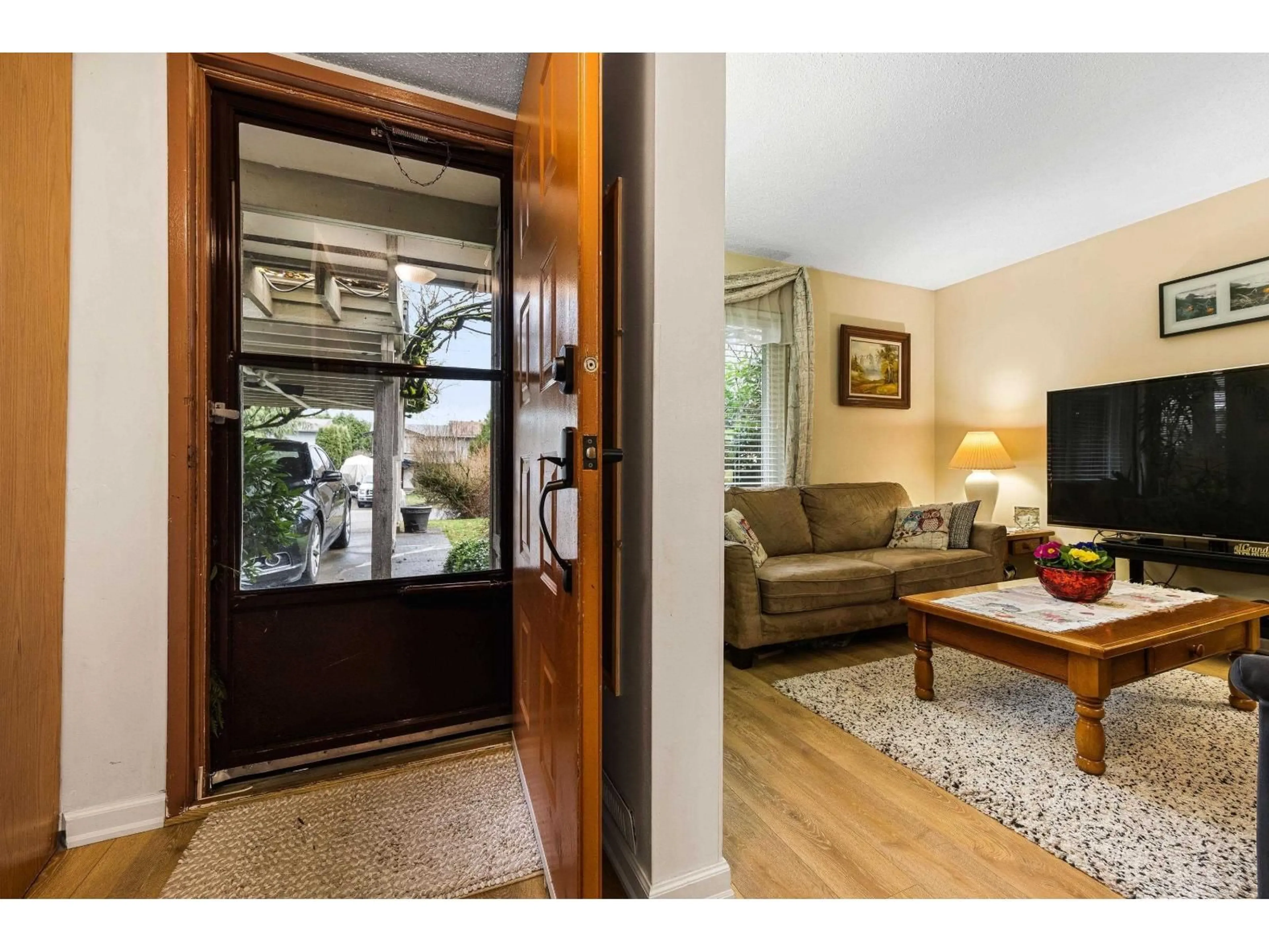 Indoor entryway for 6907 134A STREET, Surrey British Columbia V3W8G6