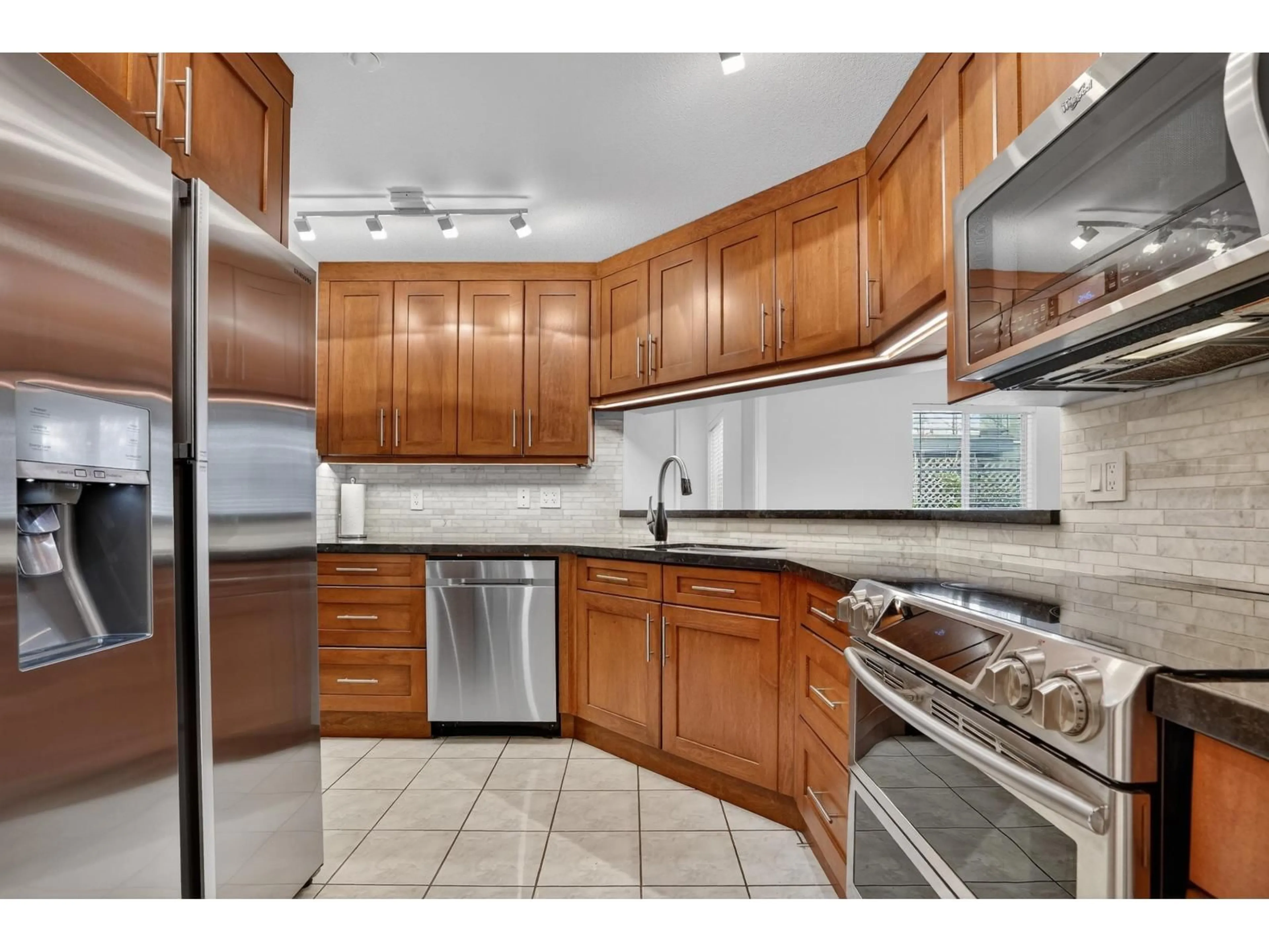 Standard kitchen, ceramic/tile floor for 105 - 20110 MICHAUD CRESCENT, Langley British Columbia V3A4B1