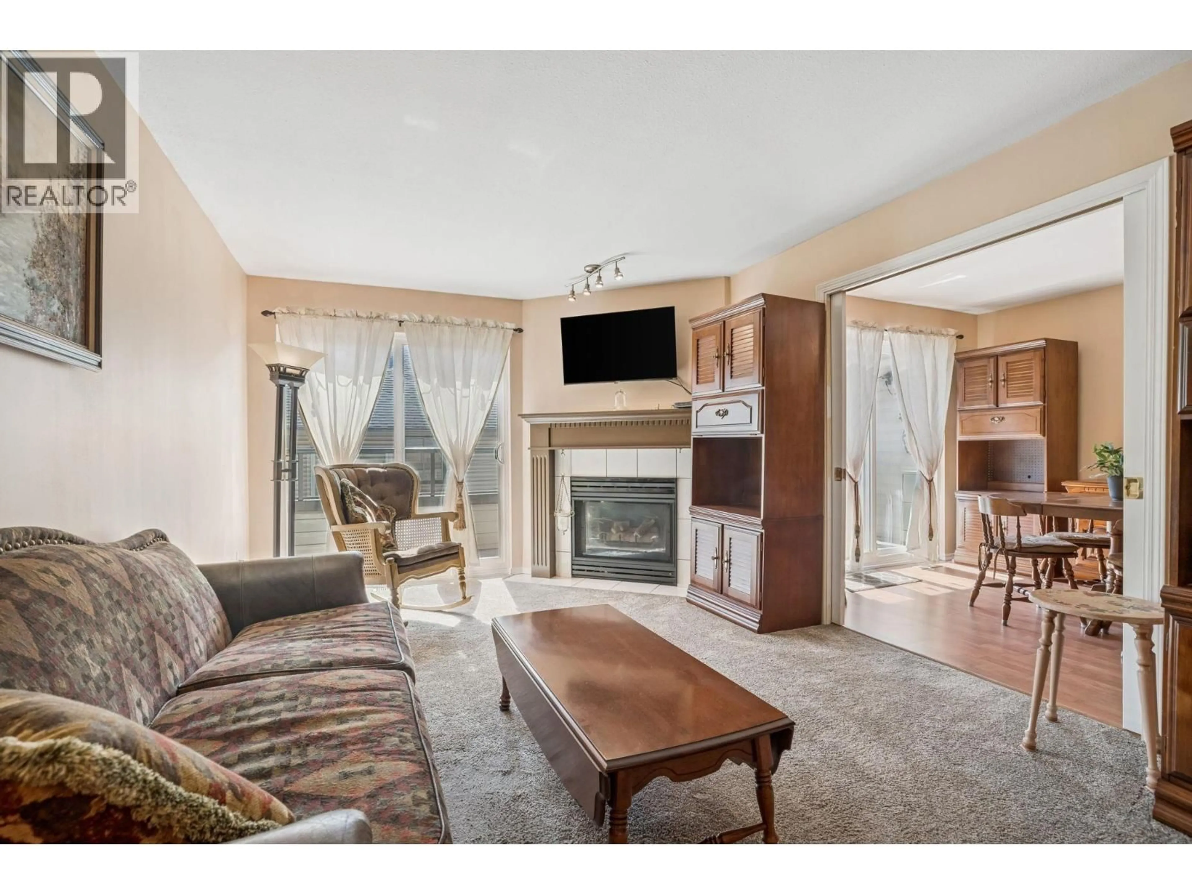 Living room with furniture, unknown for 402 - 11726 225 STREET, Maple Ridge British Columbia V2X6E4