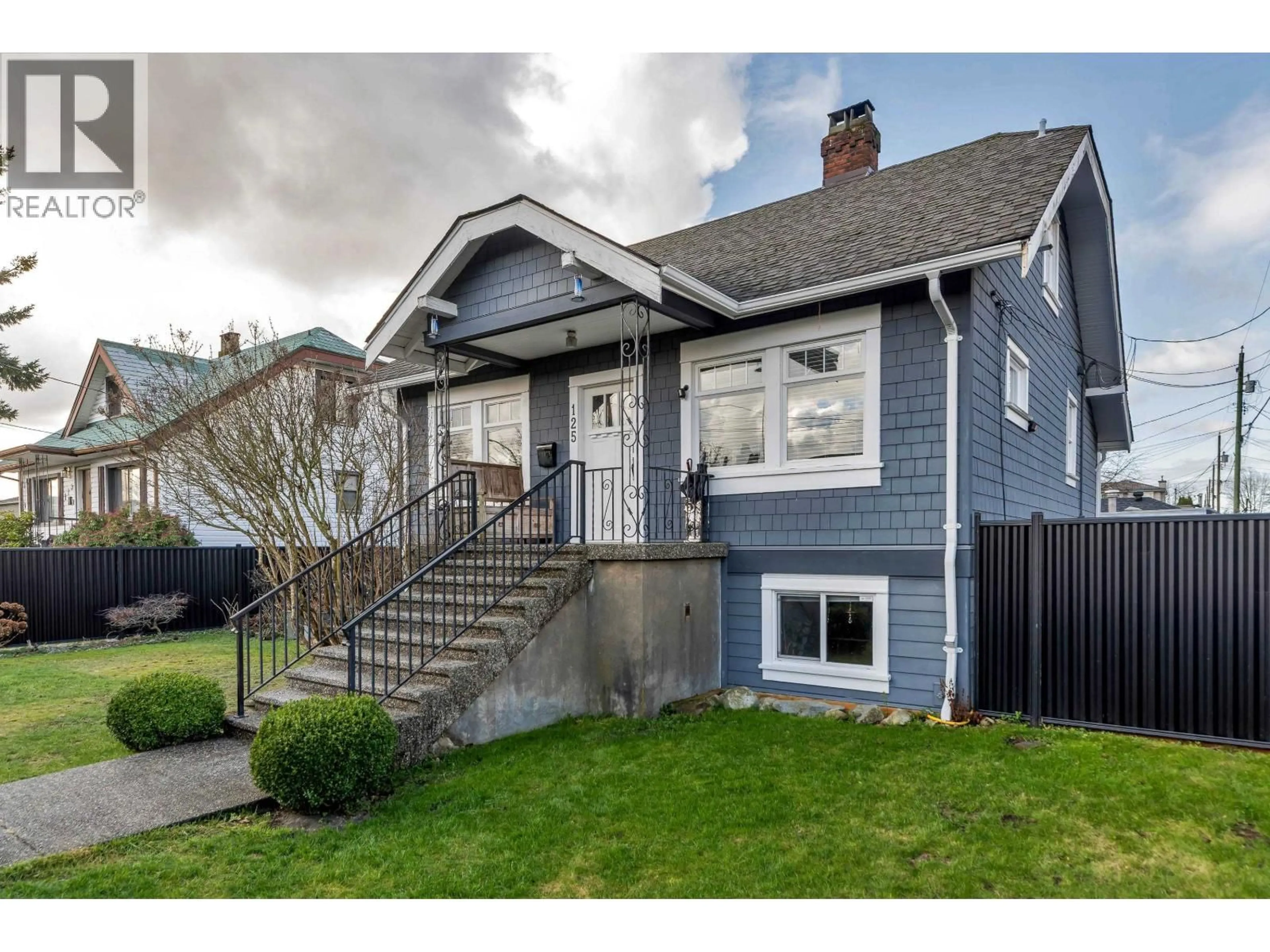 Home with vinyl exterior material, street for 125 GILMORE AVENUE, Burnaby British Columbia V5C1V6