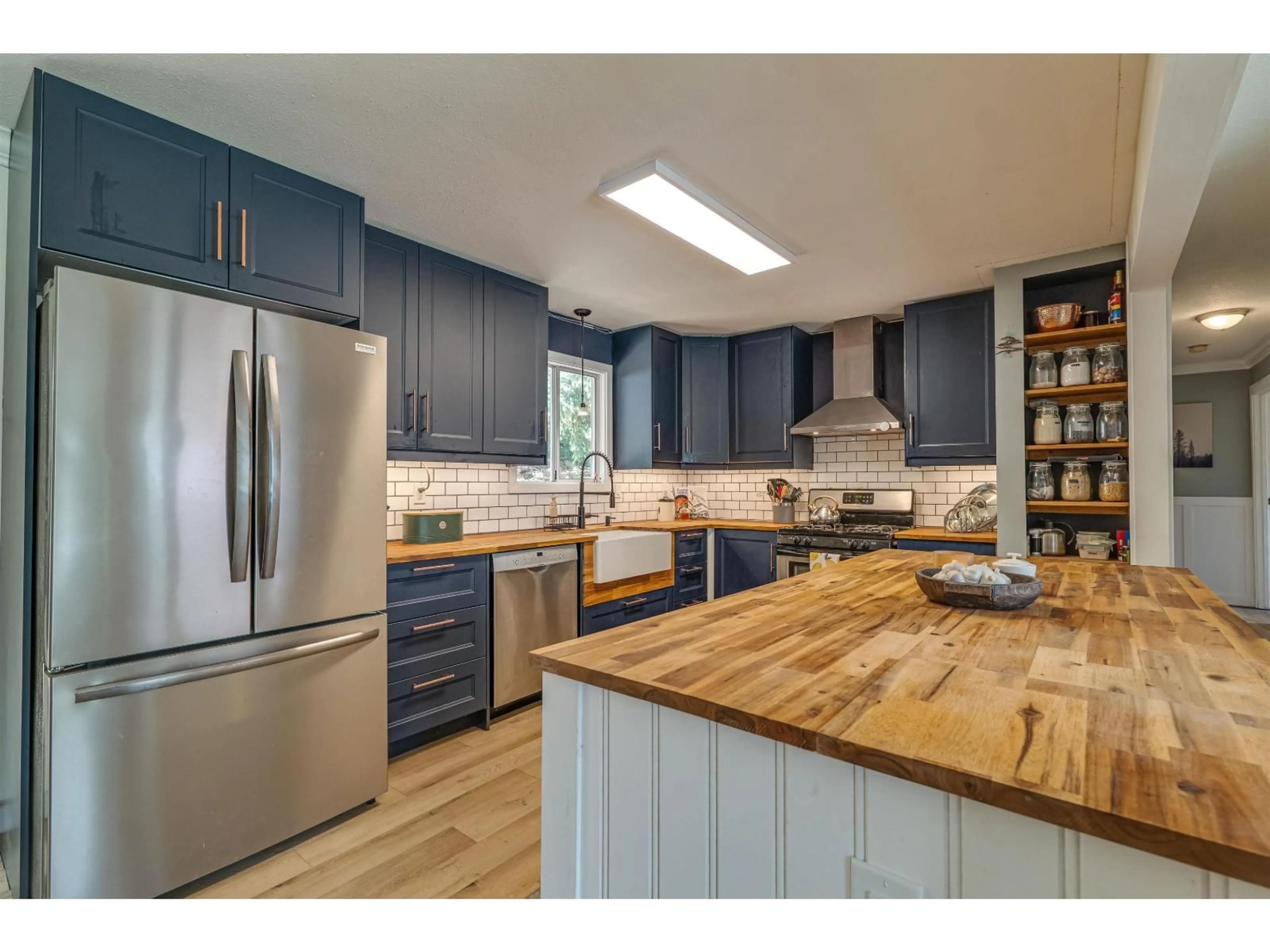 Open concept kitchen, wood/laminate floor for 35157 SKEENA AVENUE, Abbotsford British Columbia V2S7H5