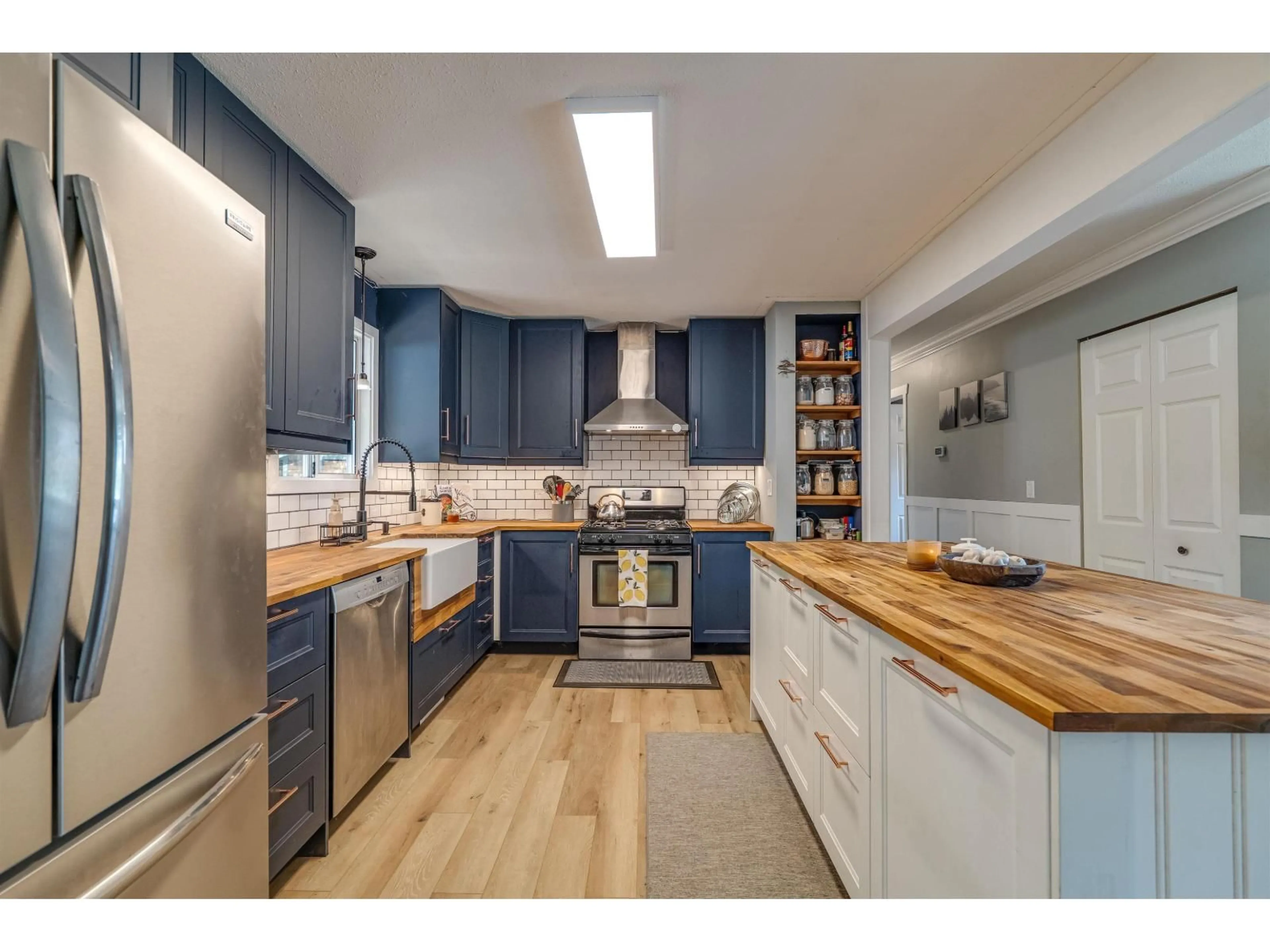 Open concept kitchen, wood/laminate floor for 35157 SKEENA AVENUE, Abbotsford British Columbia V2S7H5