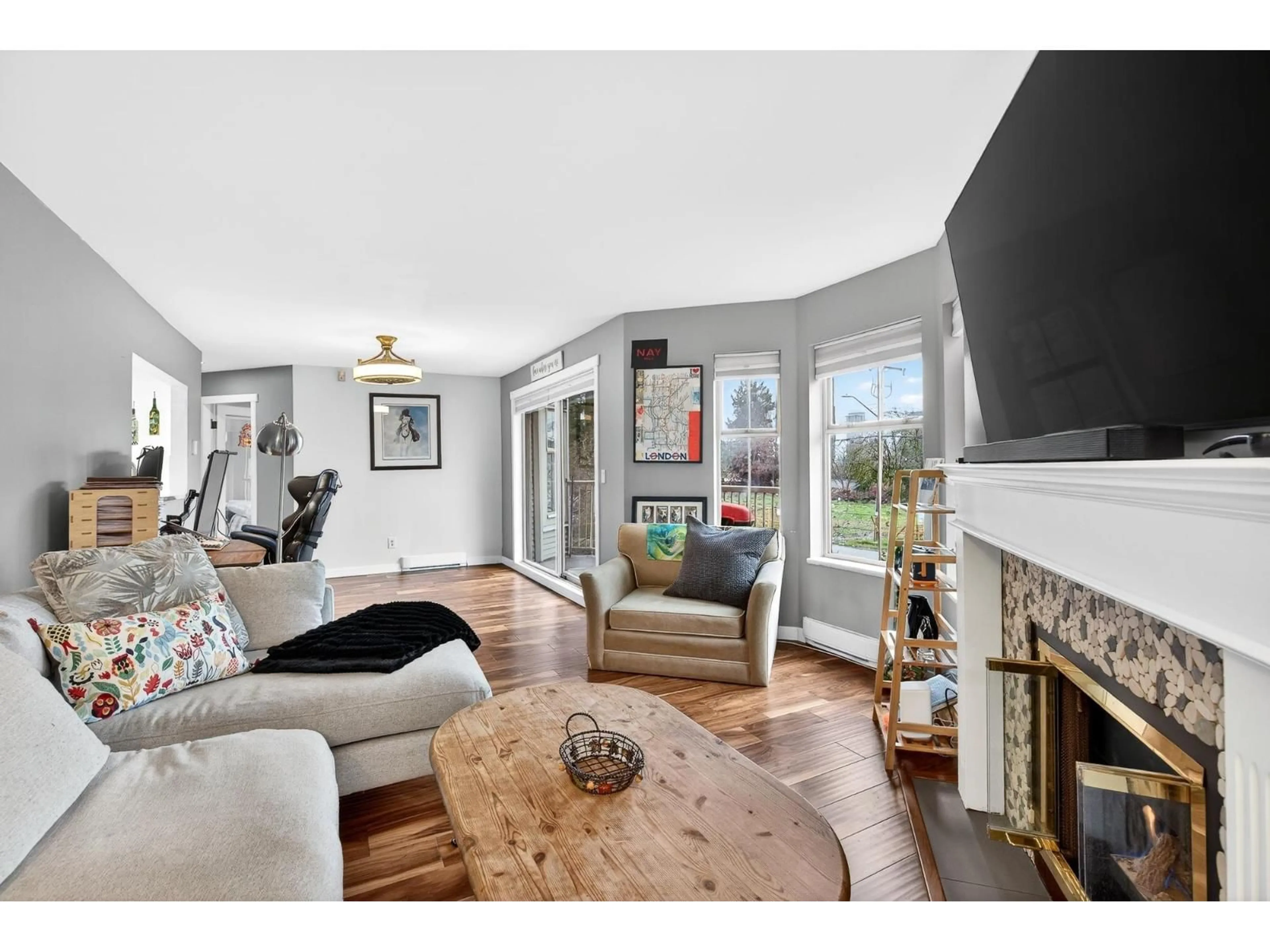 Living room with furniture, unknown for 201 - 10720 138 STREET, Surrey British Columbia V3T4K5