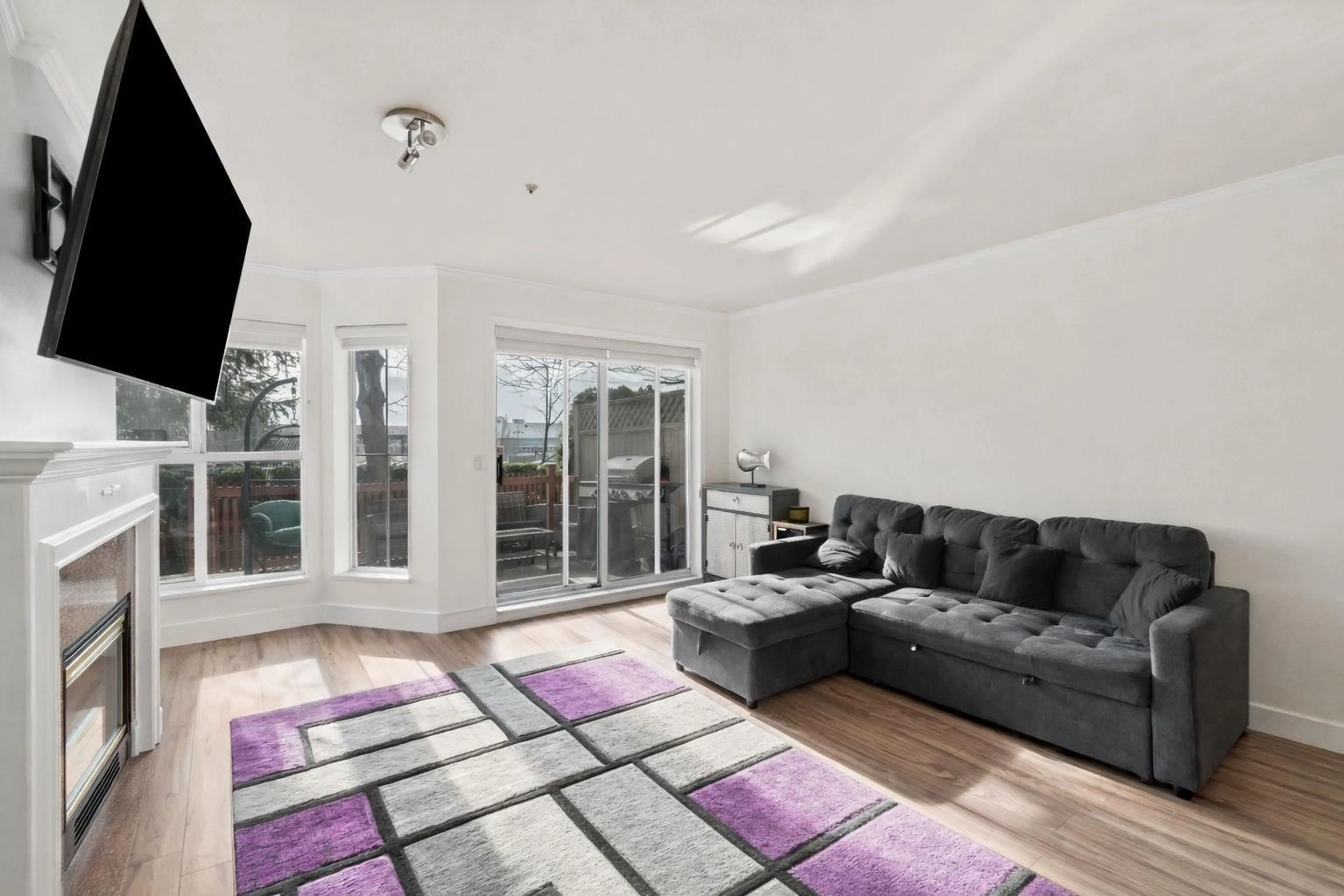 Living room with furniture, carpet floor for 114 - 7435 121A STREET, Surrey British Columbia V3W0W8