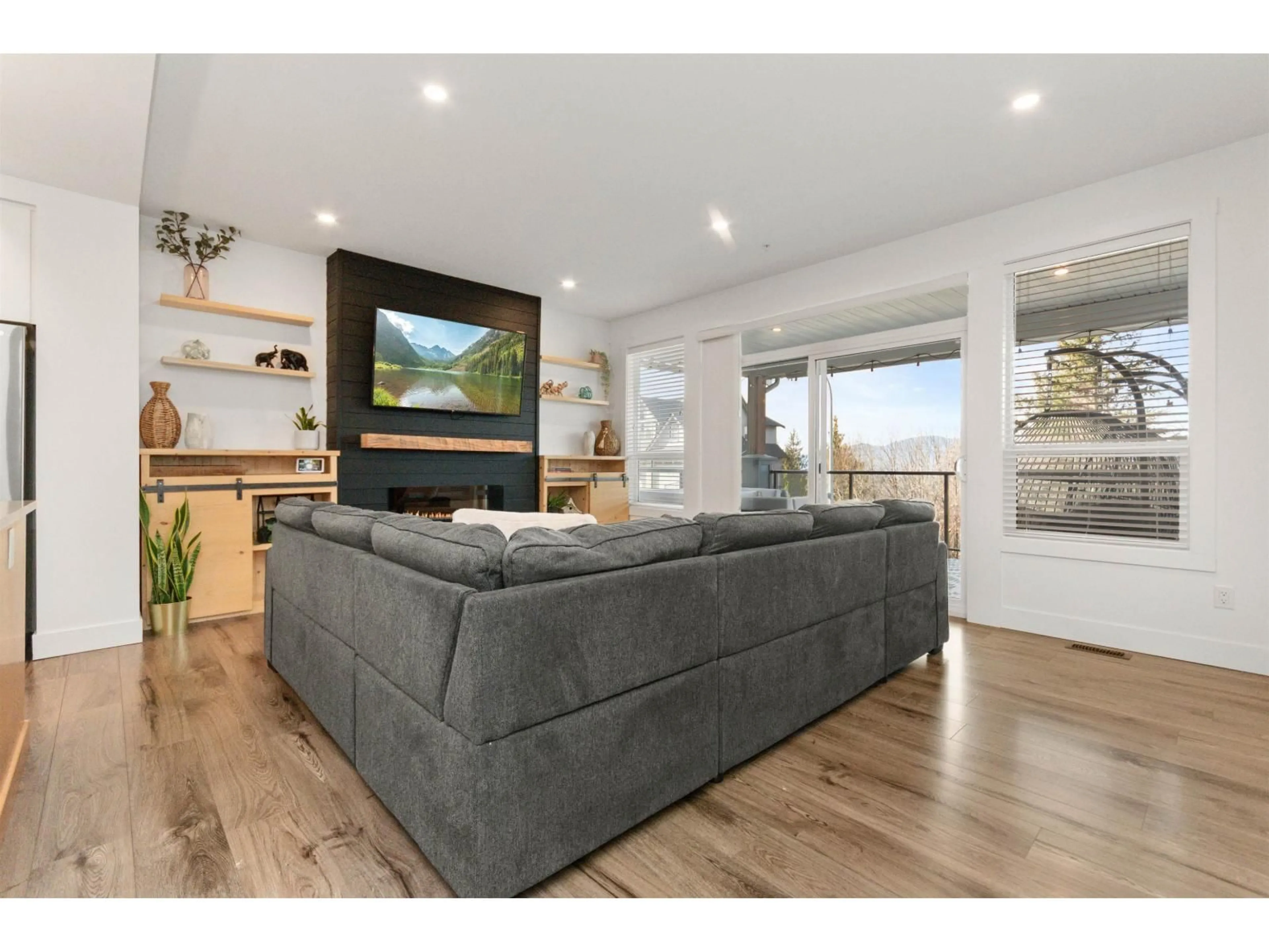 Living room with furniture, wood/laminate floor for 1 - 6262 REXFORD DRIVE, Chilliwack British Columbia V2R6B4