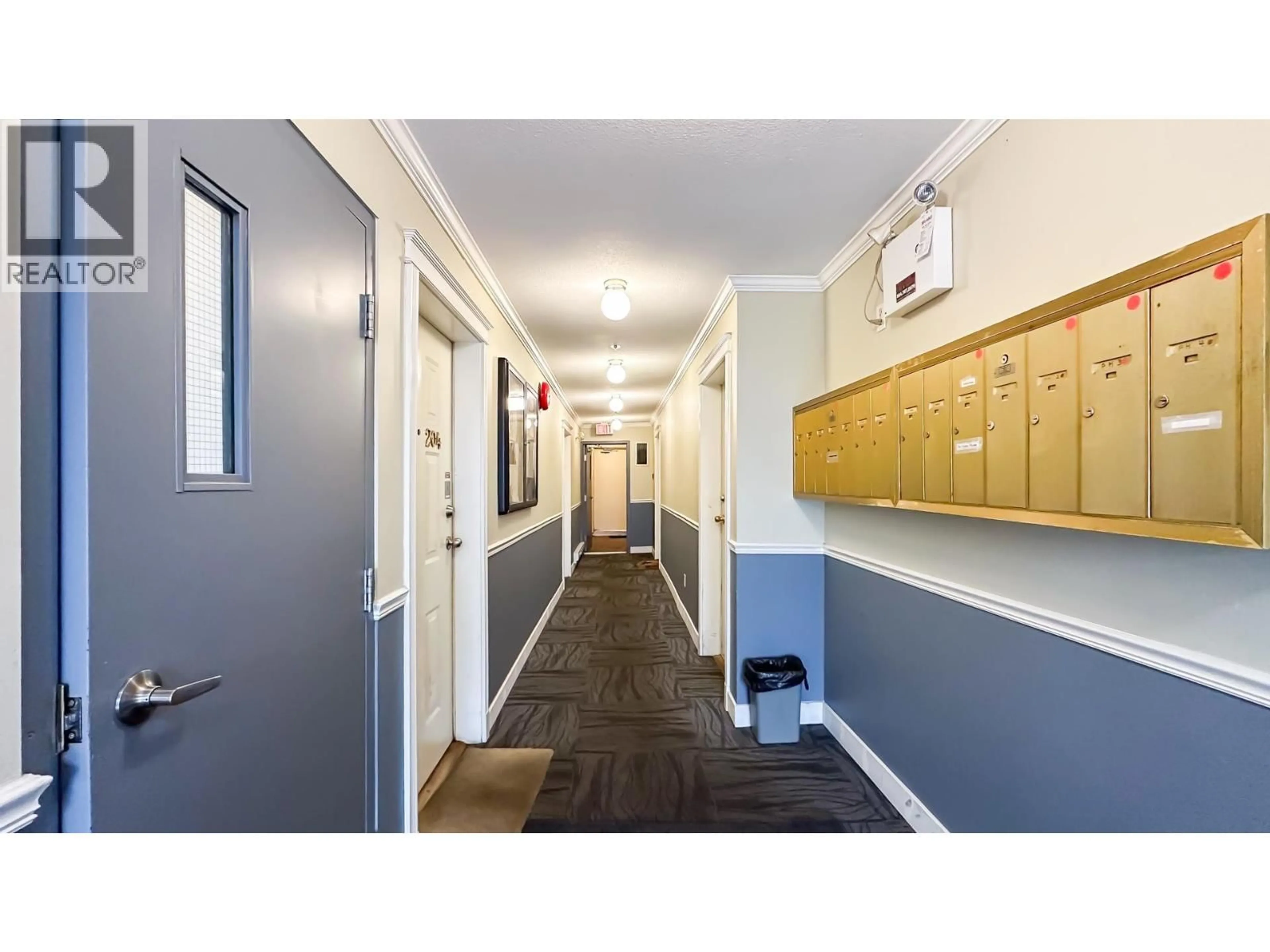 Indoor foyer for 302 - 120 GARDEN DRIVE, Vancouver British Columbia V5L4P4