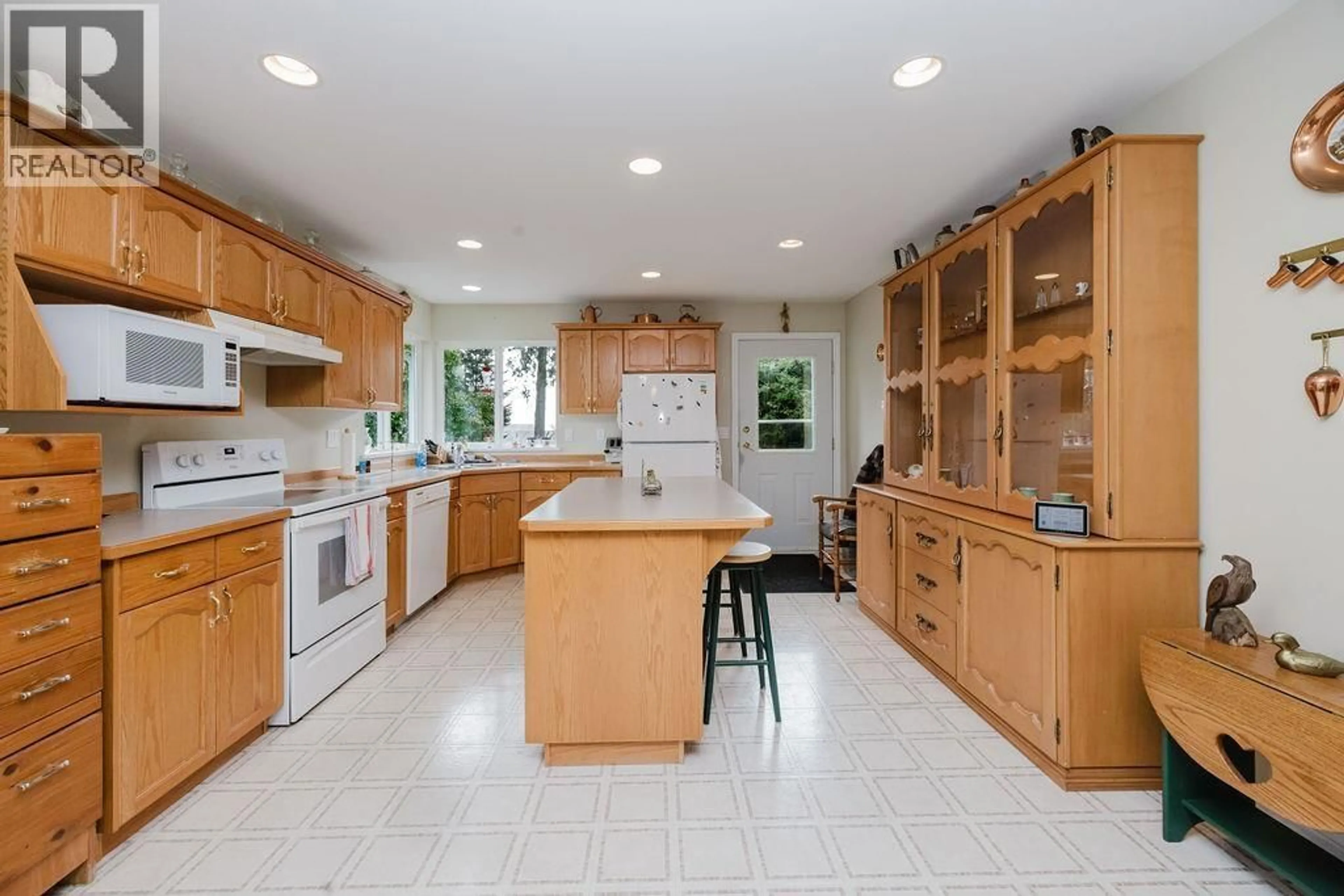 Open concept kitchen, ceramic/tile floor for 5809 ANCHOR ROAD, Sechelt British Columbia V7Z0N3