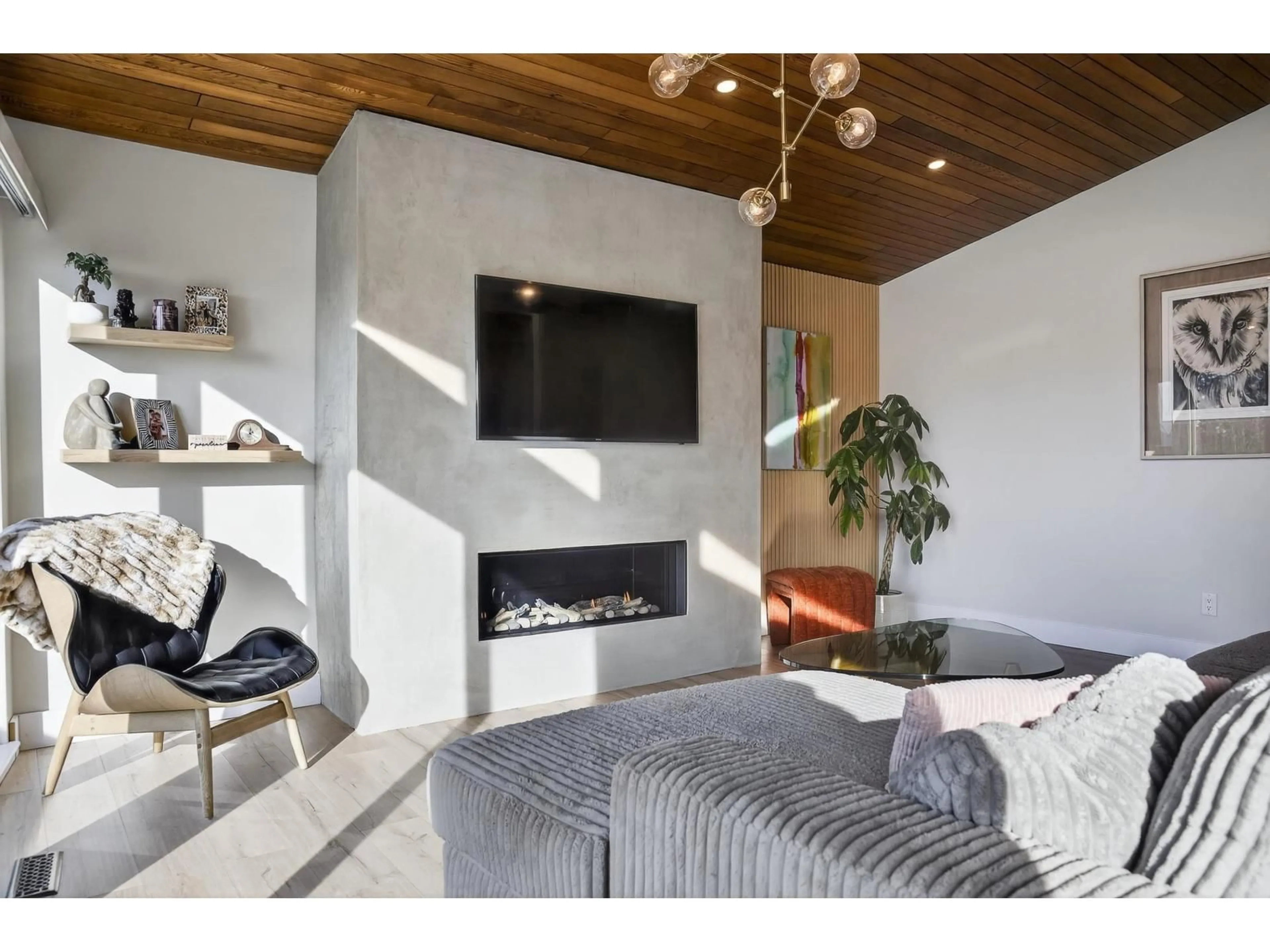 Living room with furniture, unknown for 33777 4 AVENUE, Mission British Columbia V2V1T5