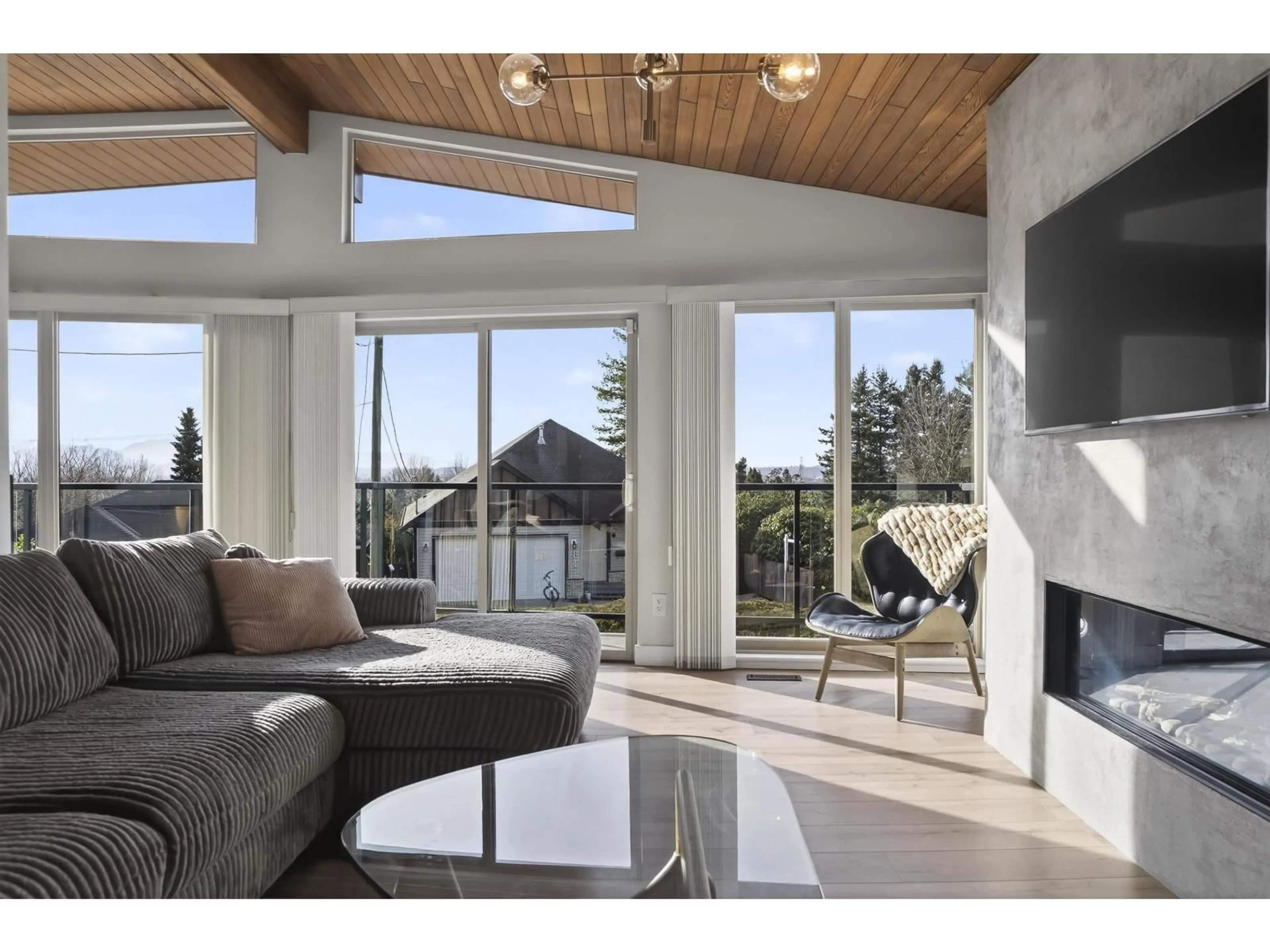 Living room with furniture, wood/laminate floor for 33777 4 AVENUE, Mission British Columbia V2V1T5