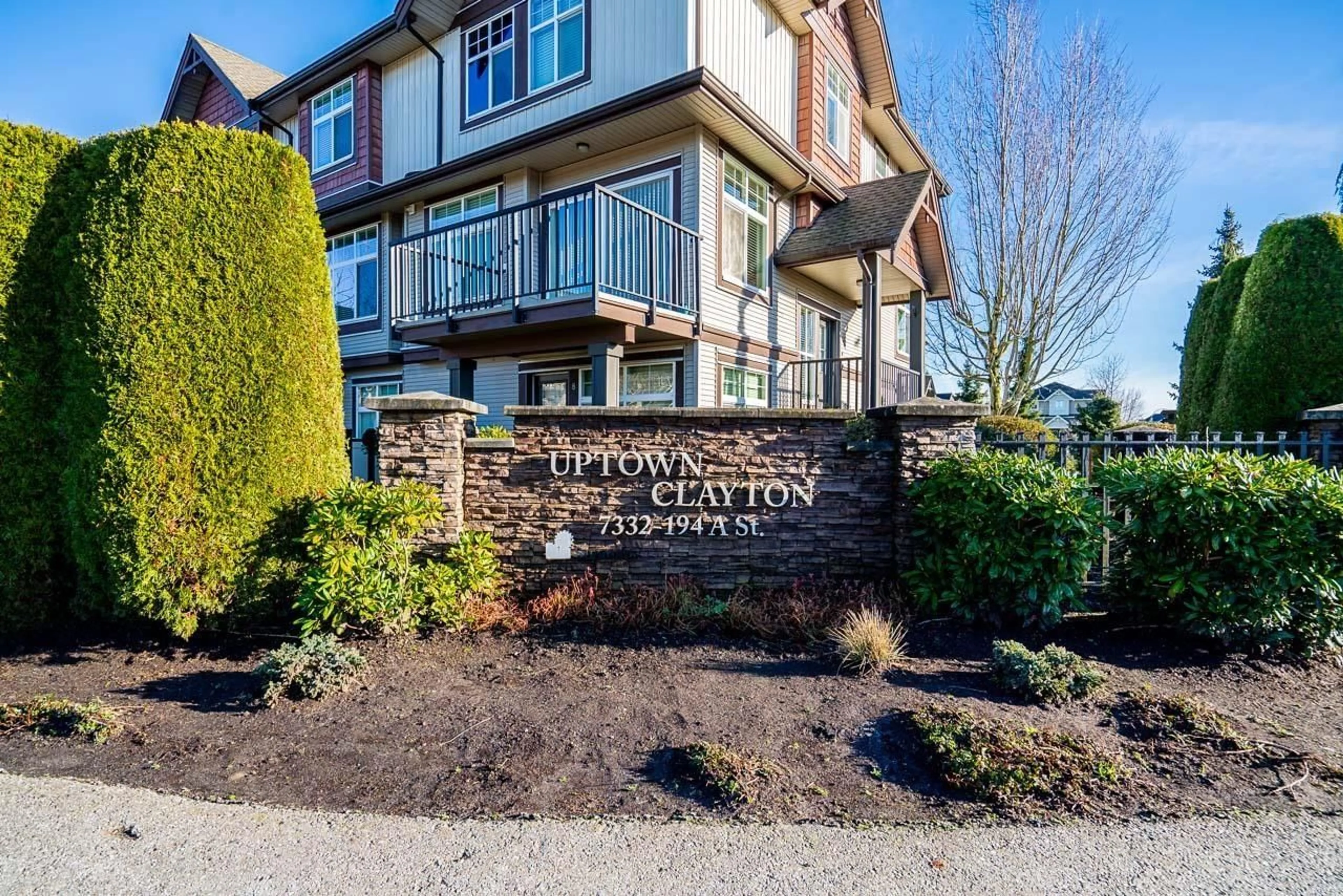 Indoor entryway for 28 - 7332 194A STREET, Surrey British Columbia V4N6K9