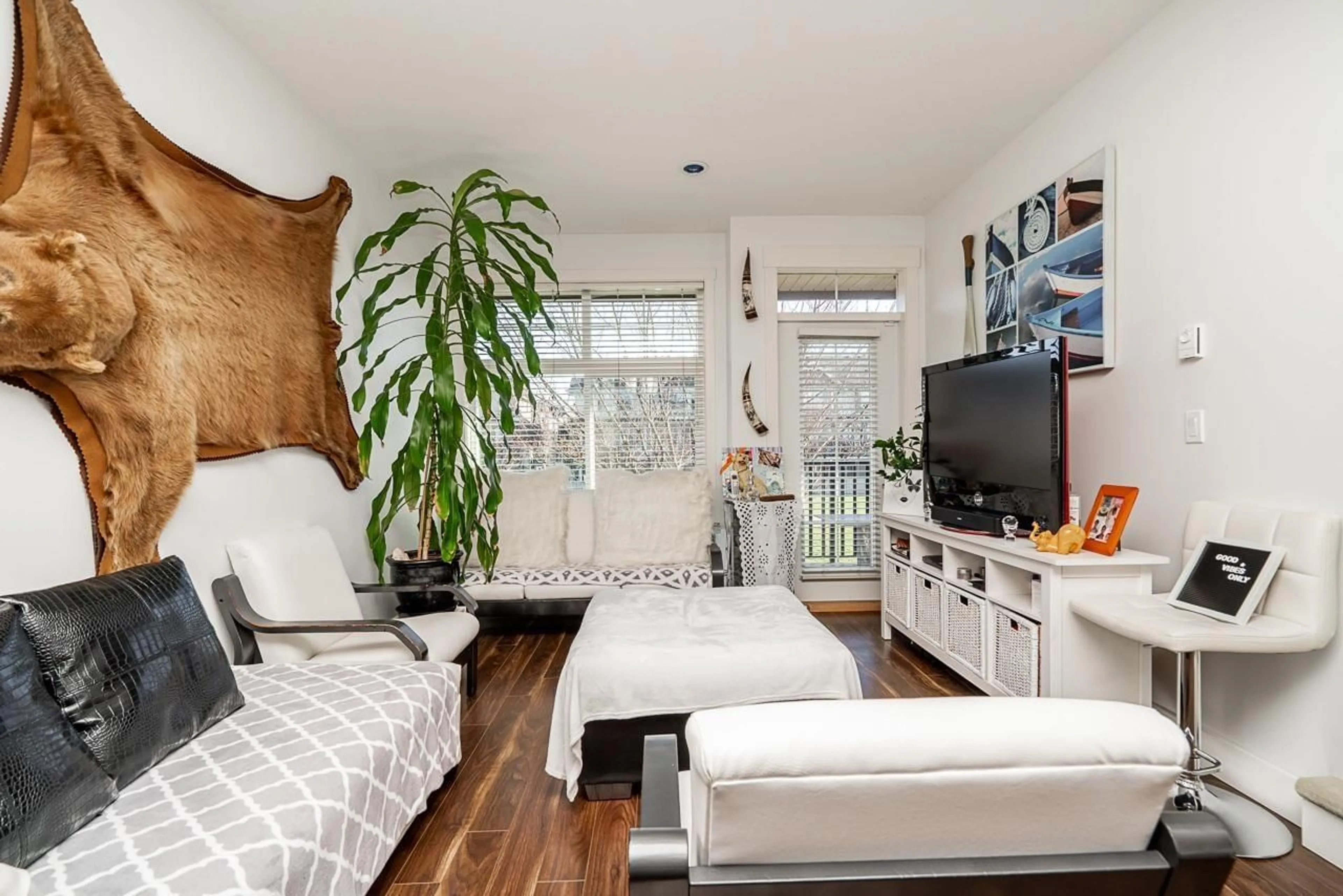 Living room with furniture, wood/laminate floor for 28 - 7332 194A STREET, Surrey British Columbia V4N6K9