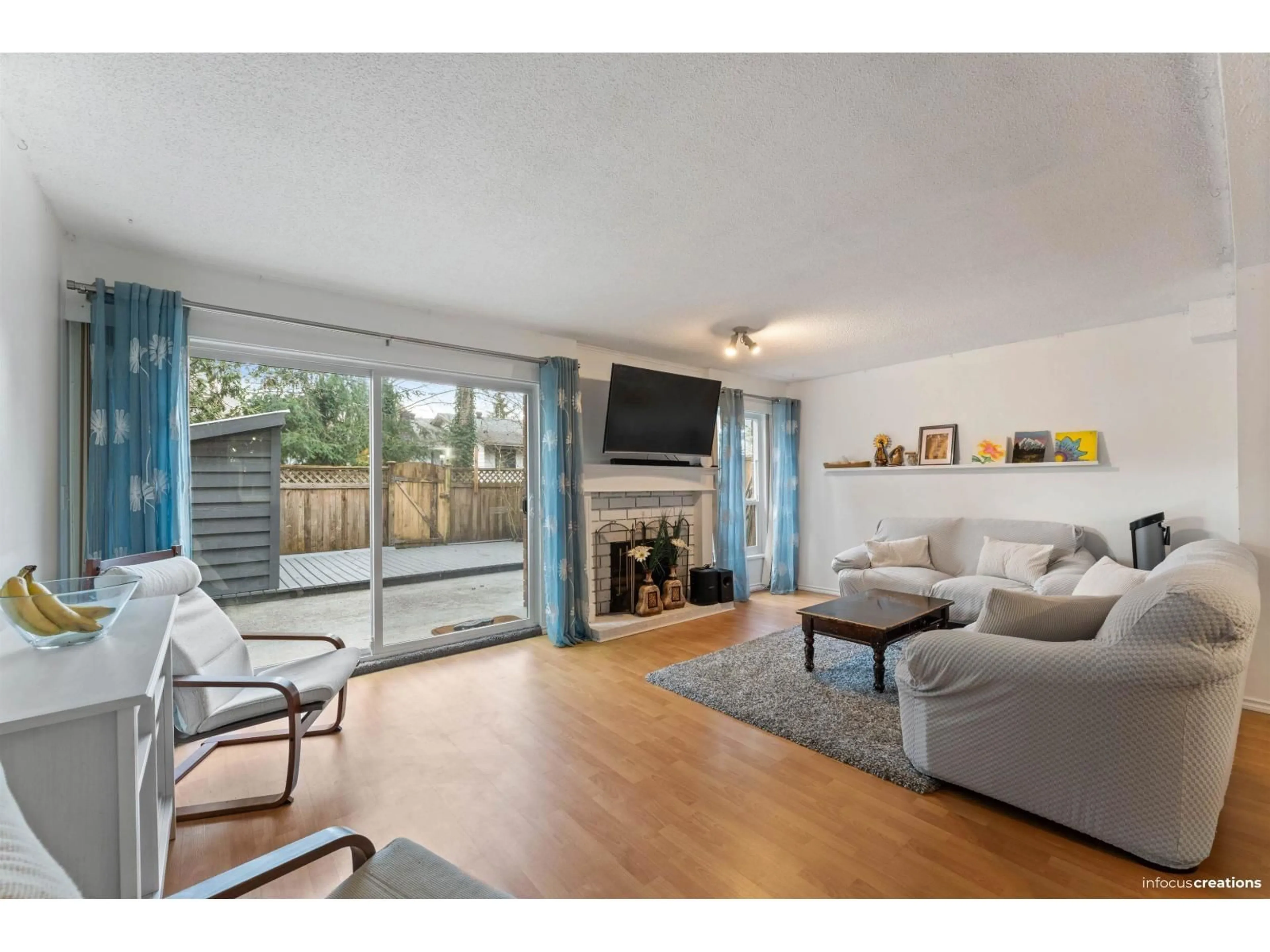 Living room with furniture, wood/laminate floor for 207 - 13931 74 AVENUE, Surrey British Columbia V3W6G6