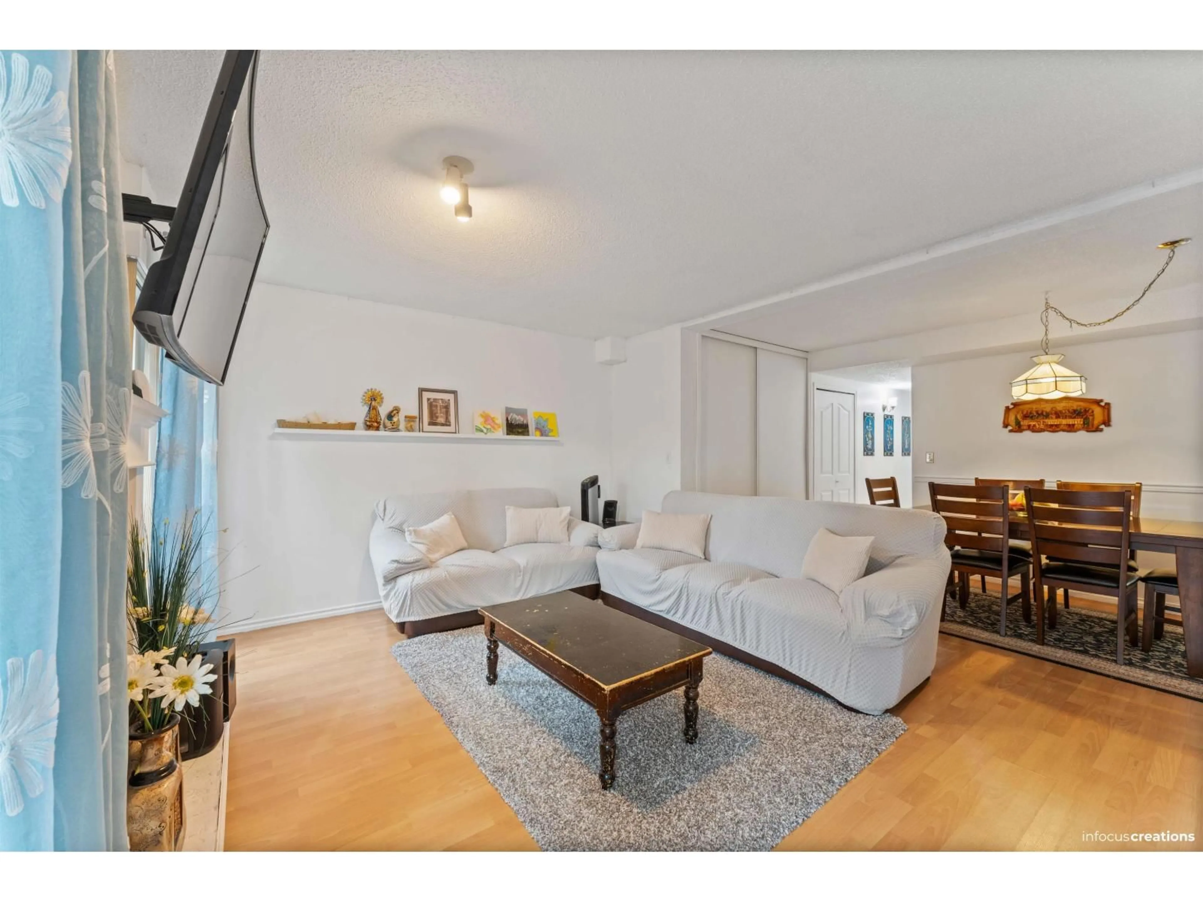 Living room with furniture, wood/laminate floor for 207 - 13931 74 AVENUE, Surrey British Columbia V3W6G6