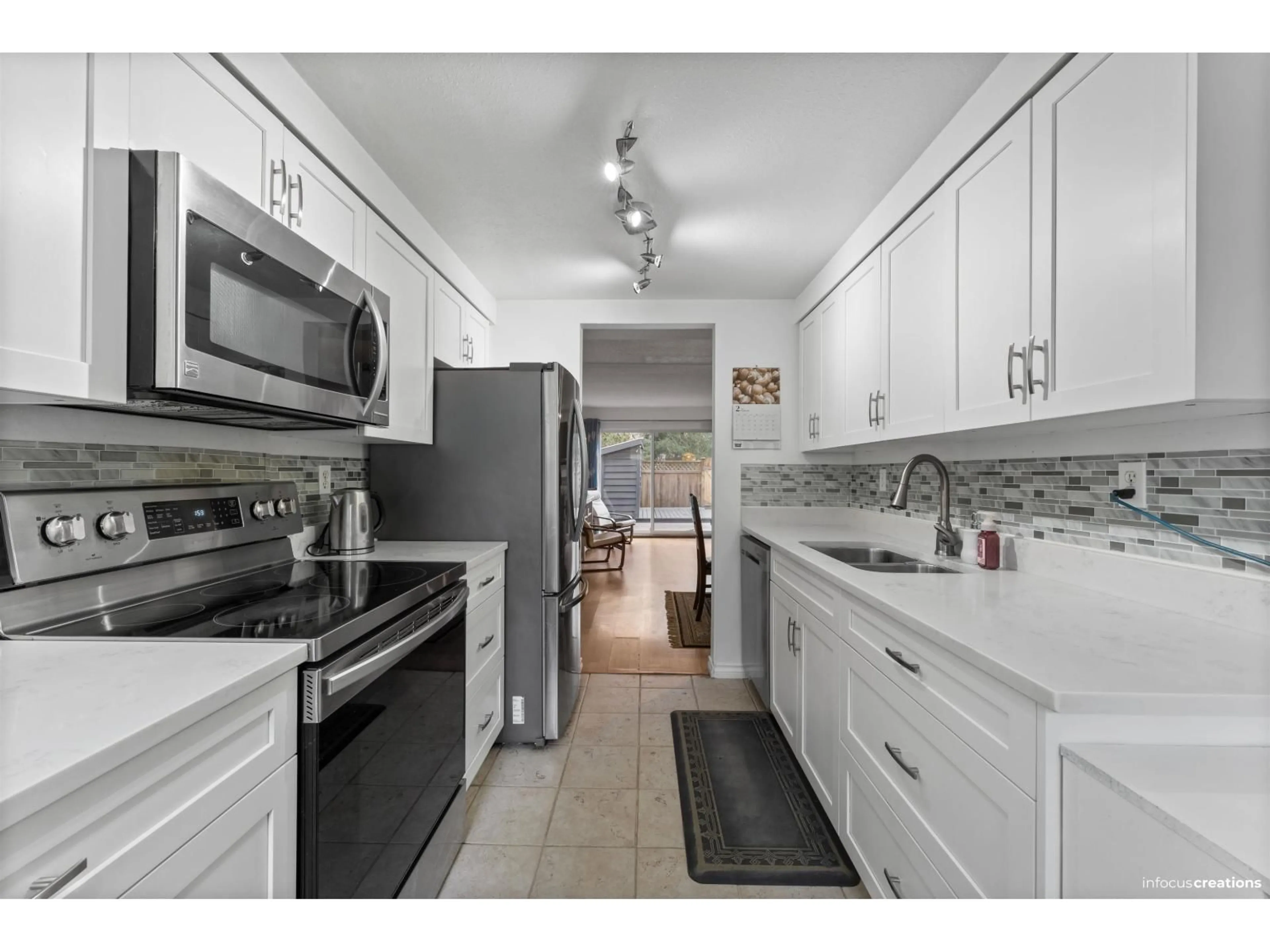 Standard kitchen, ceramic/tile floor for 207 - 13931 74 AVENUE, Surrey British Columbia V3W6G6
