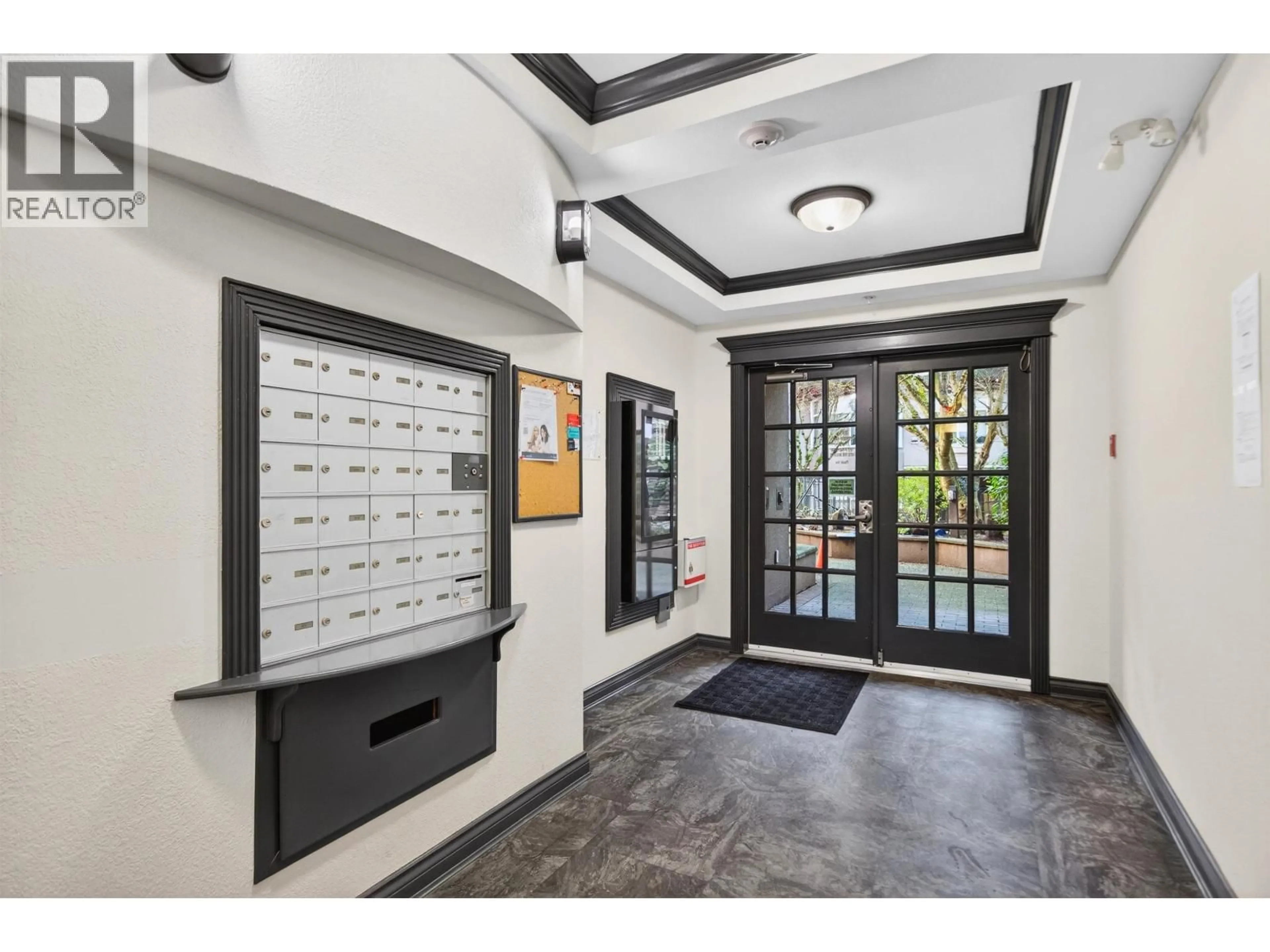 Indoor foyer for 304 - 588 TWELFTH STREET, New Westminster British Columbia V3M4H9