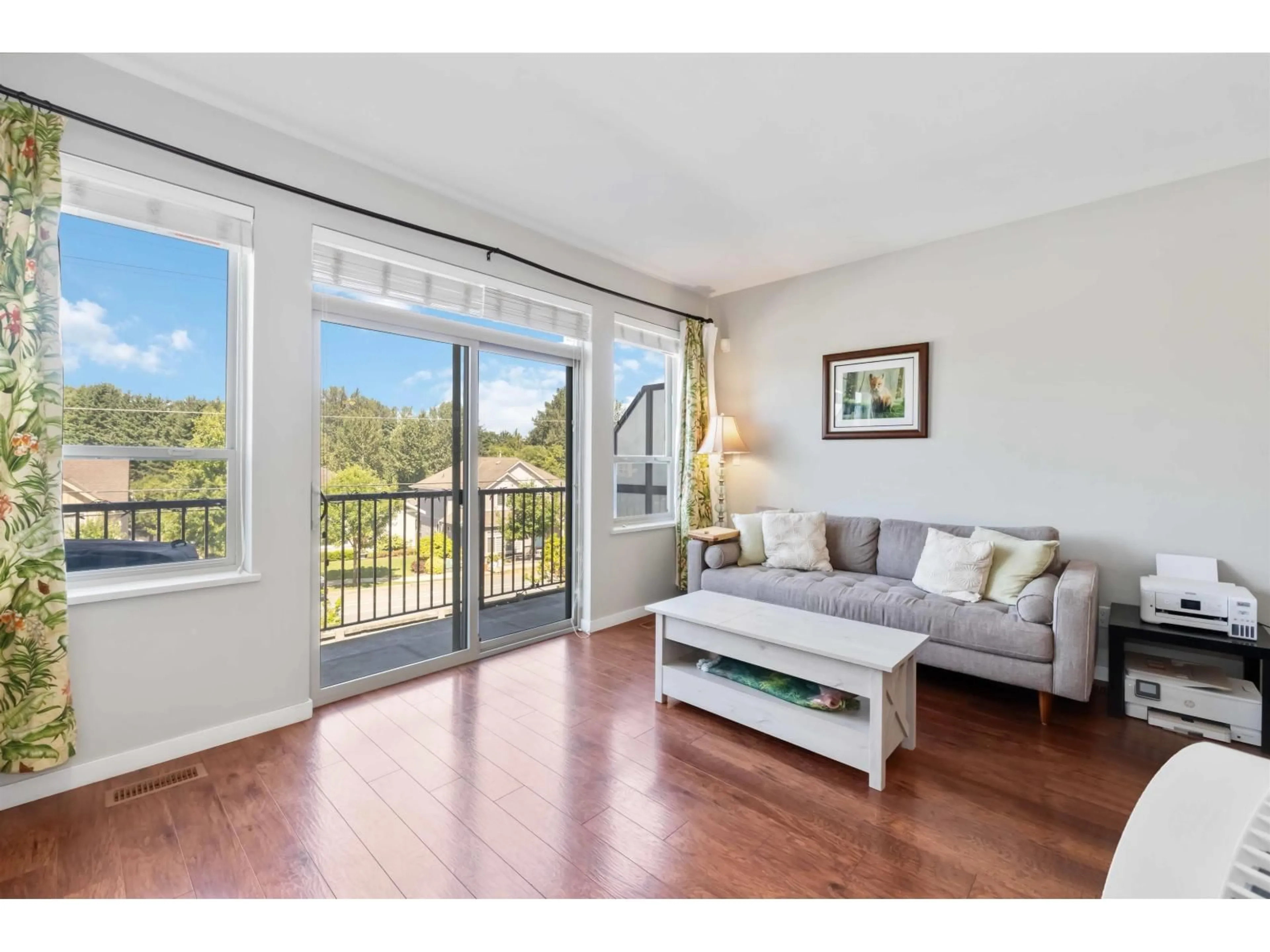 Living room with furniture, wood/laminate floor for 76 - 34248 KING ROAD, Abbotsford British Columbia V2S0B1