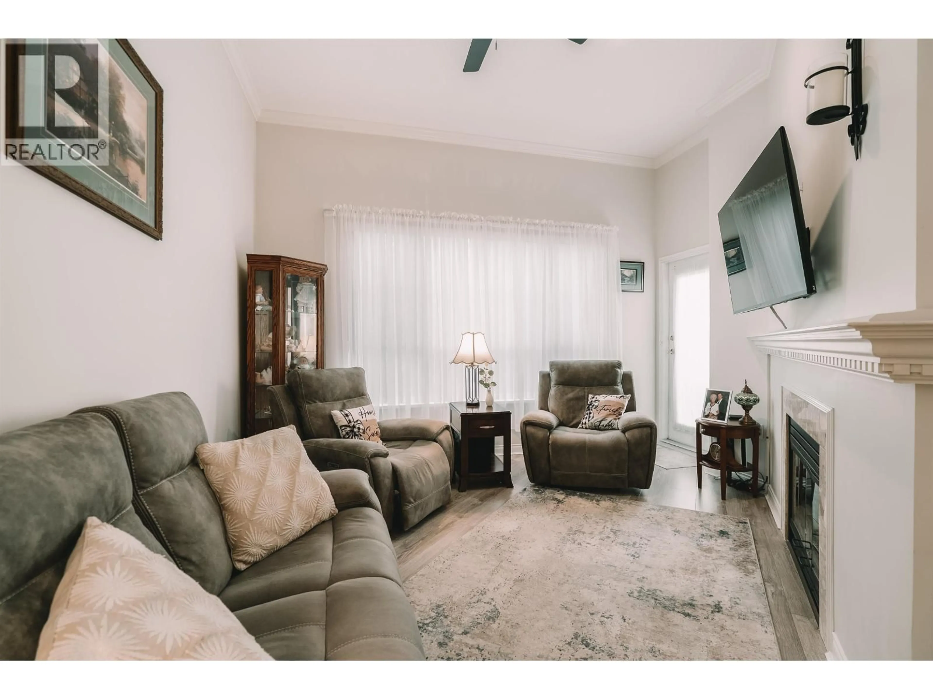 Living room with furniture, unknown for 402 - 2995 PRINCESS CRESCENT, Coquitlam British Columbia V3B7N1