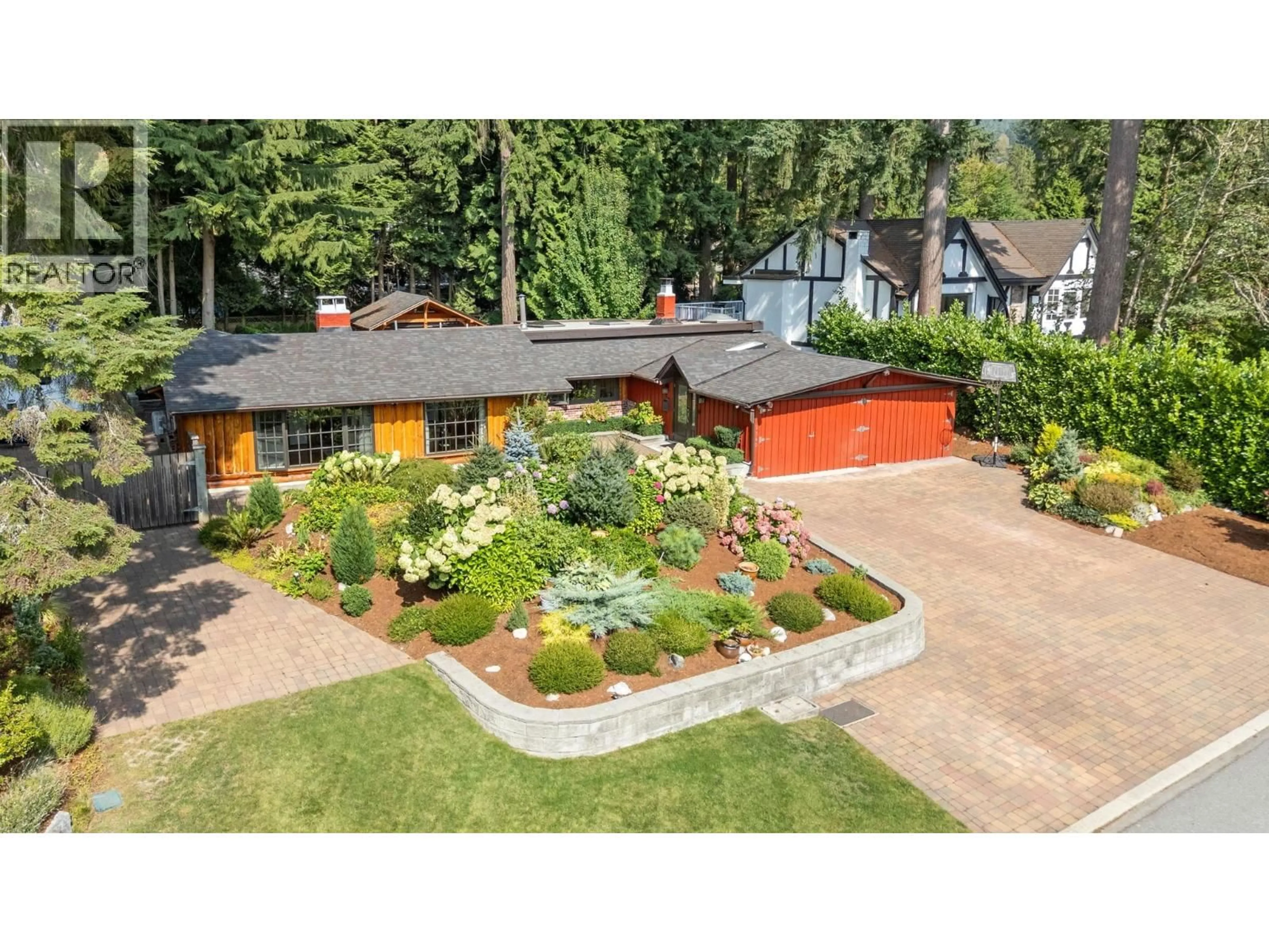 A pic from outside/outdoor area/front of a property/back of a property/a pic from drone, street for 2540 BOSWELL AVENUE, North Vancouver British Columbia V7H1L7