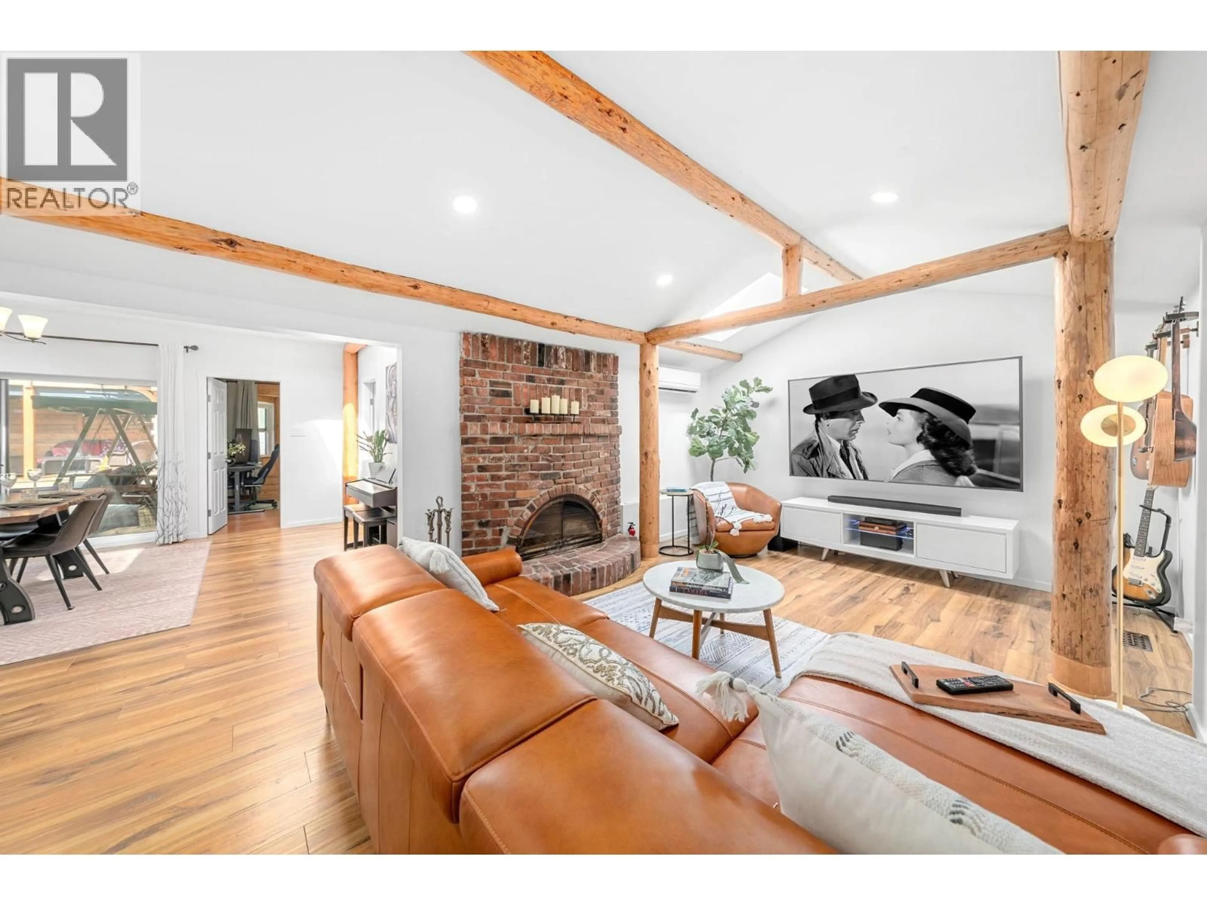 Living room with furniture, wood/laminate floor for 2540 BOSWELL AVENUE, North Vancouver British Columbia V7H1L7