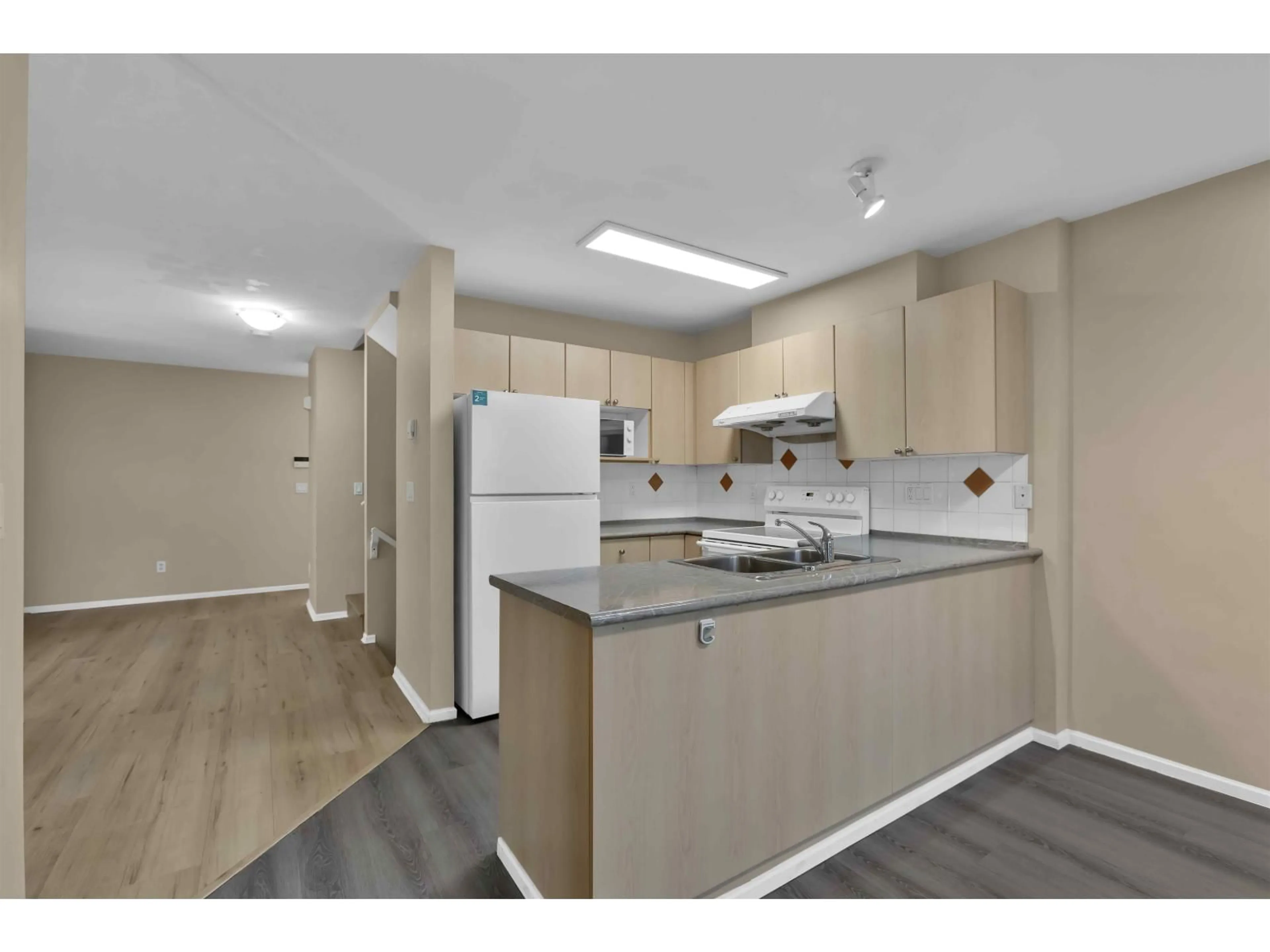 Standard kitchen, unknown for 34 - 6747 137 STREET, Surrey British Columbia V3W9C4