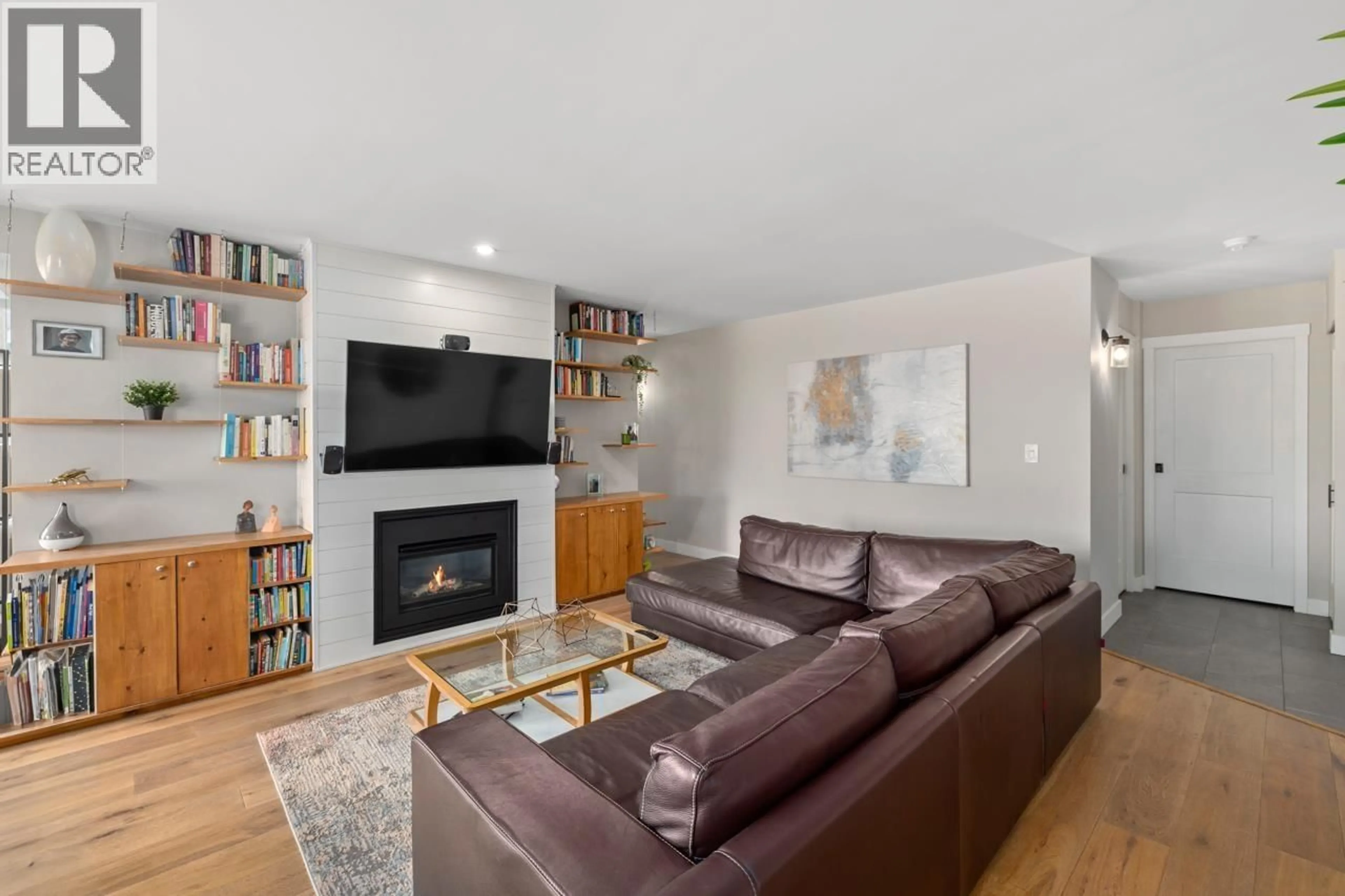 Living room with furniture, wood/laminate floor for 502 - 410 CARNARVON STREET, New Westminster British Columbia V3L5N9