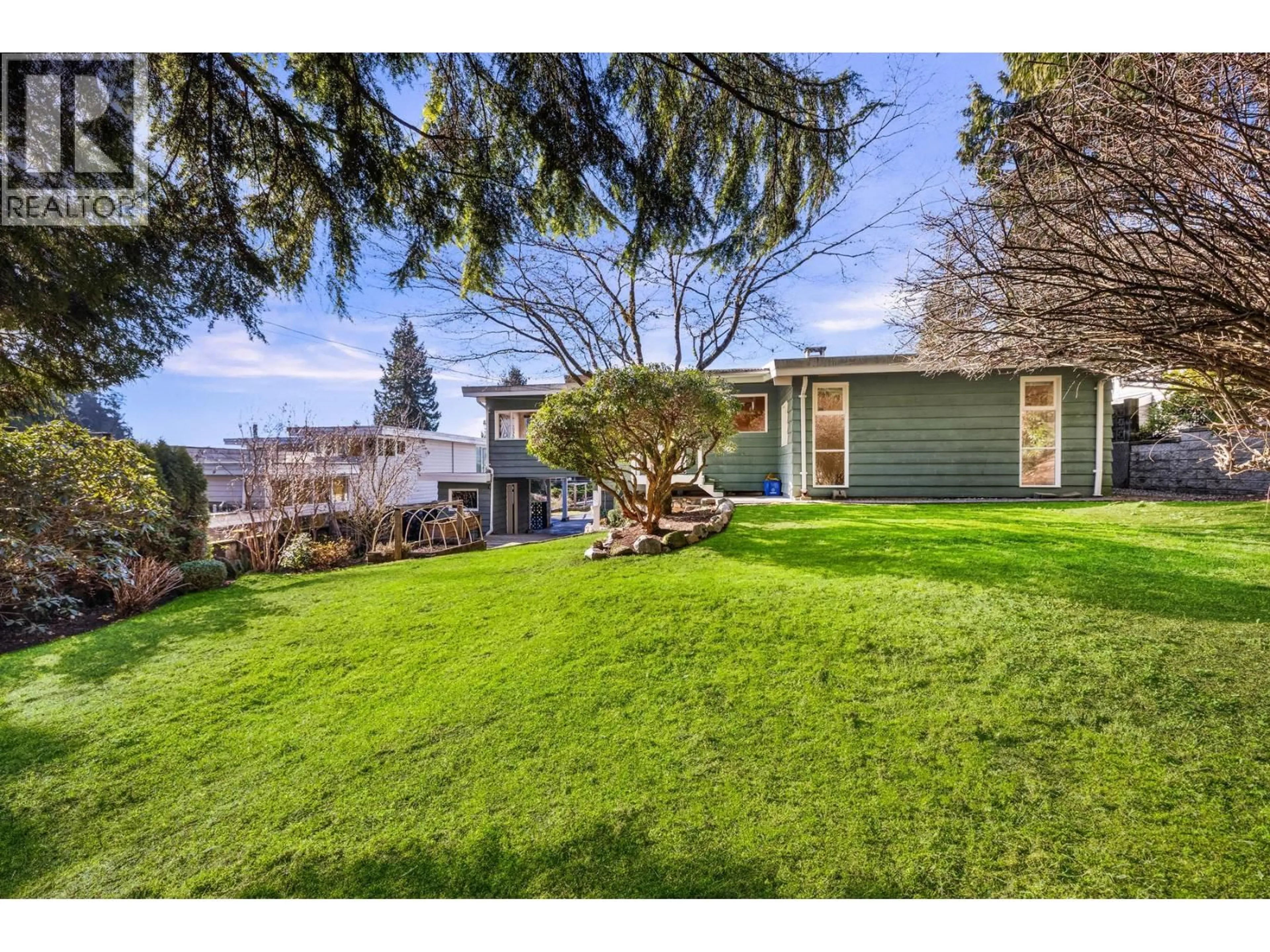 A pic from outside/outdoor area/front of a property/back of a property/a pic from drone, unknown for 4202 SKYLINE DRIVE, North Vancouver British Columbia V7R3G7