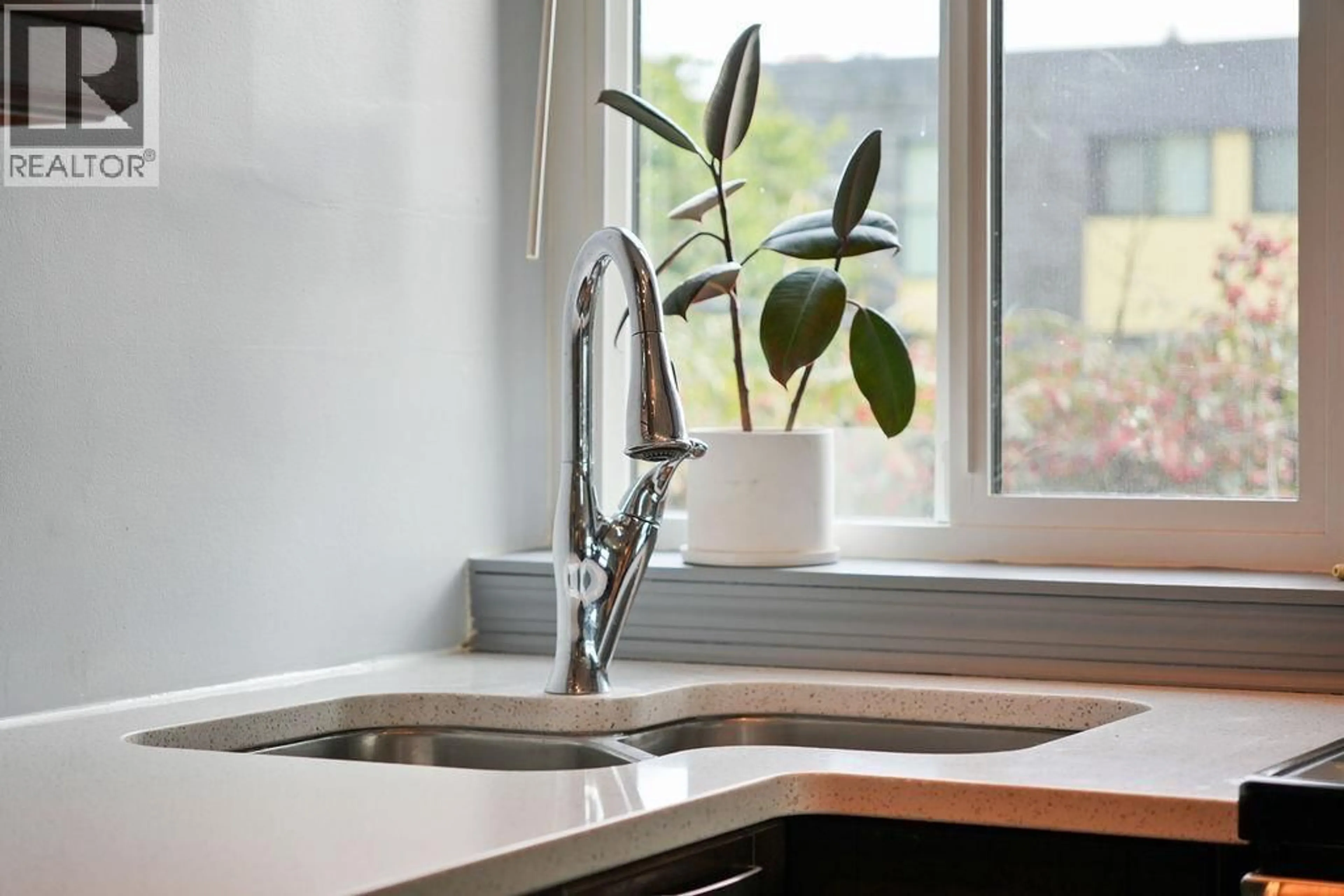 Contemporary kitchen, unknown for 201 - 341 MAHON AVENUE, North Vancouver British Columbia V7M3E1