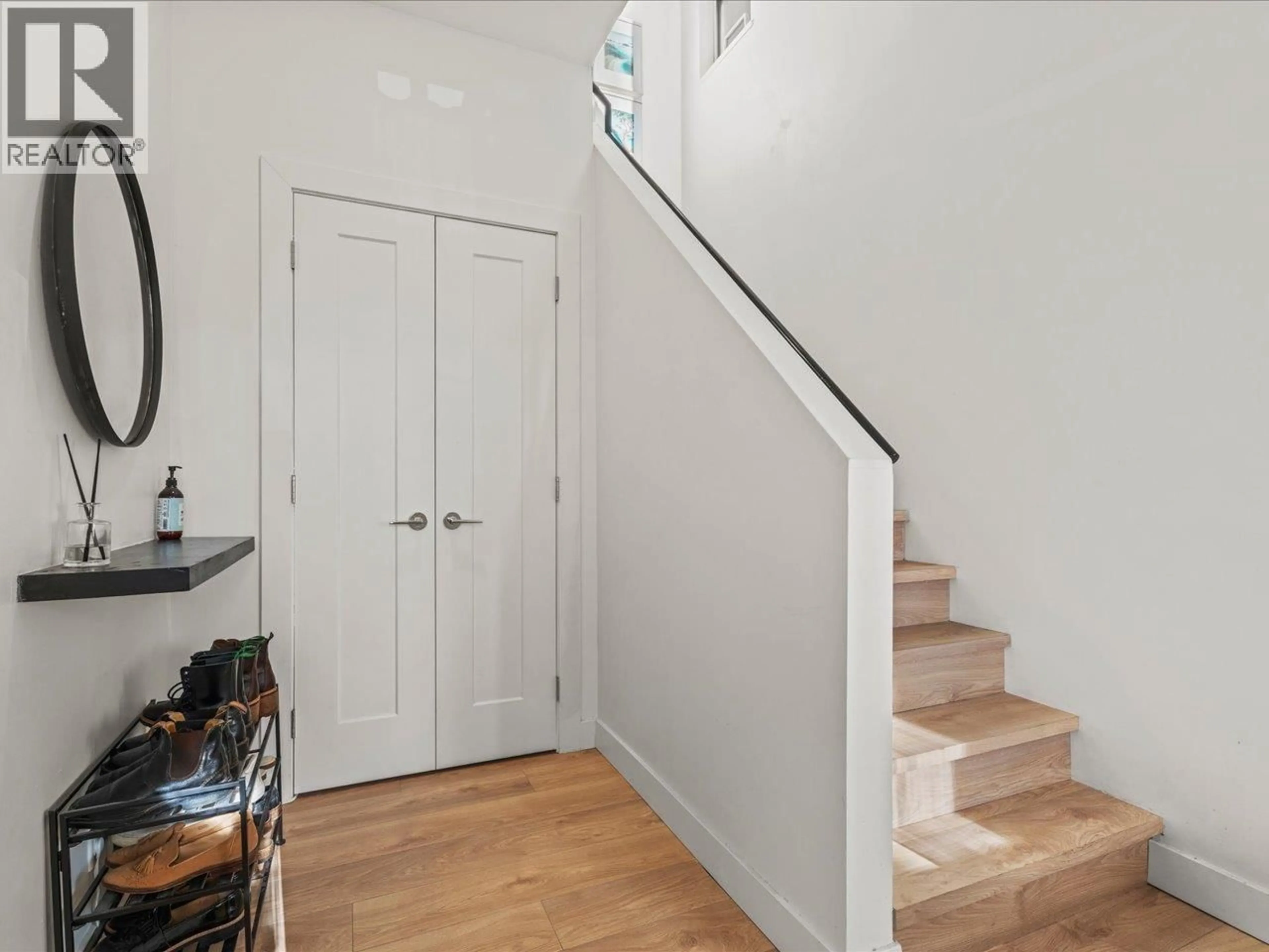 Indoor entryway for 143 13TH AVENUE, Vancouver British Columbia V5Y1V8