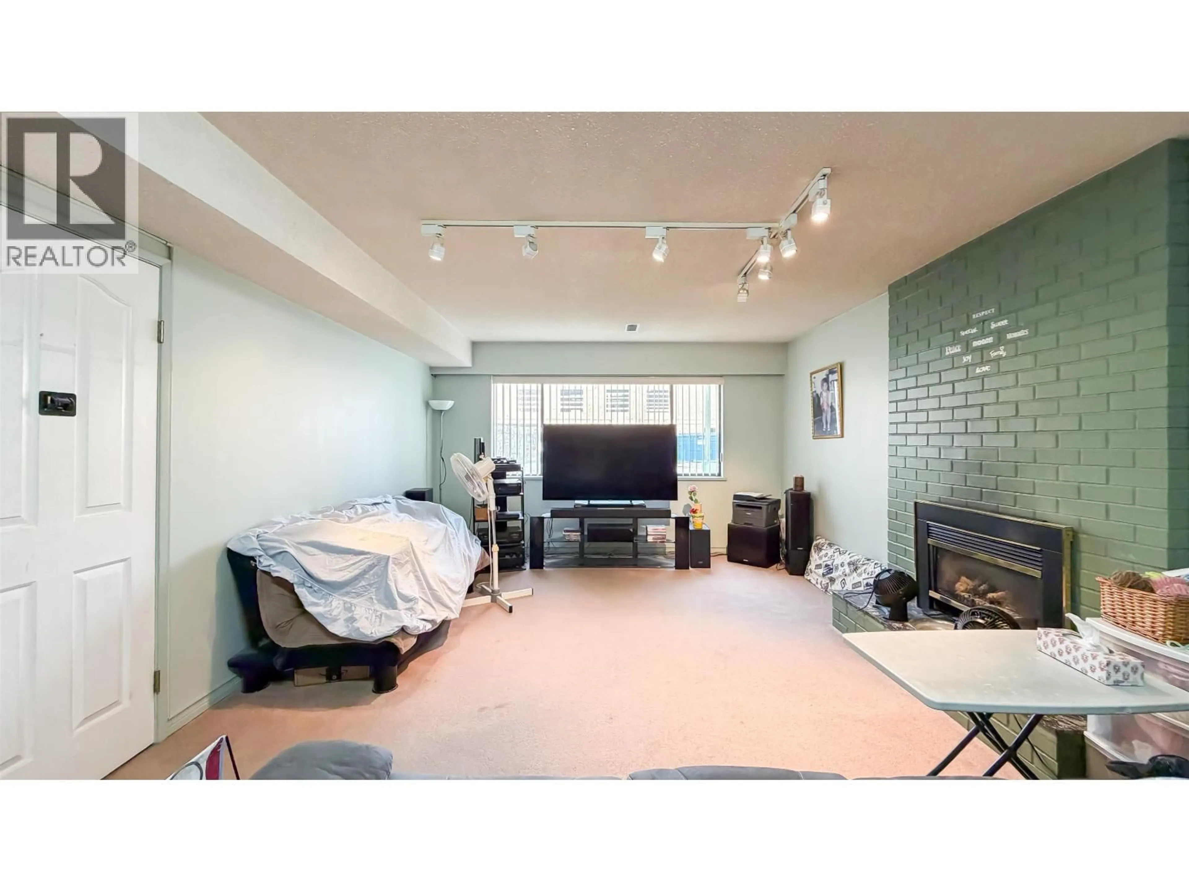 A pic of a room for 5716 48B AVENUE, Delta British Columbia V4K3Z1