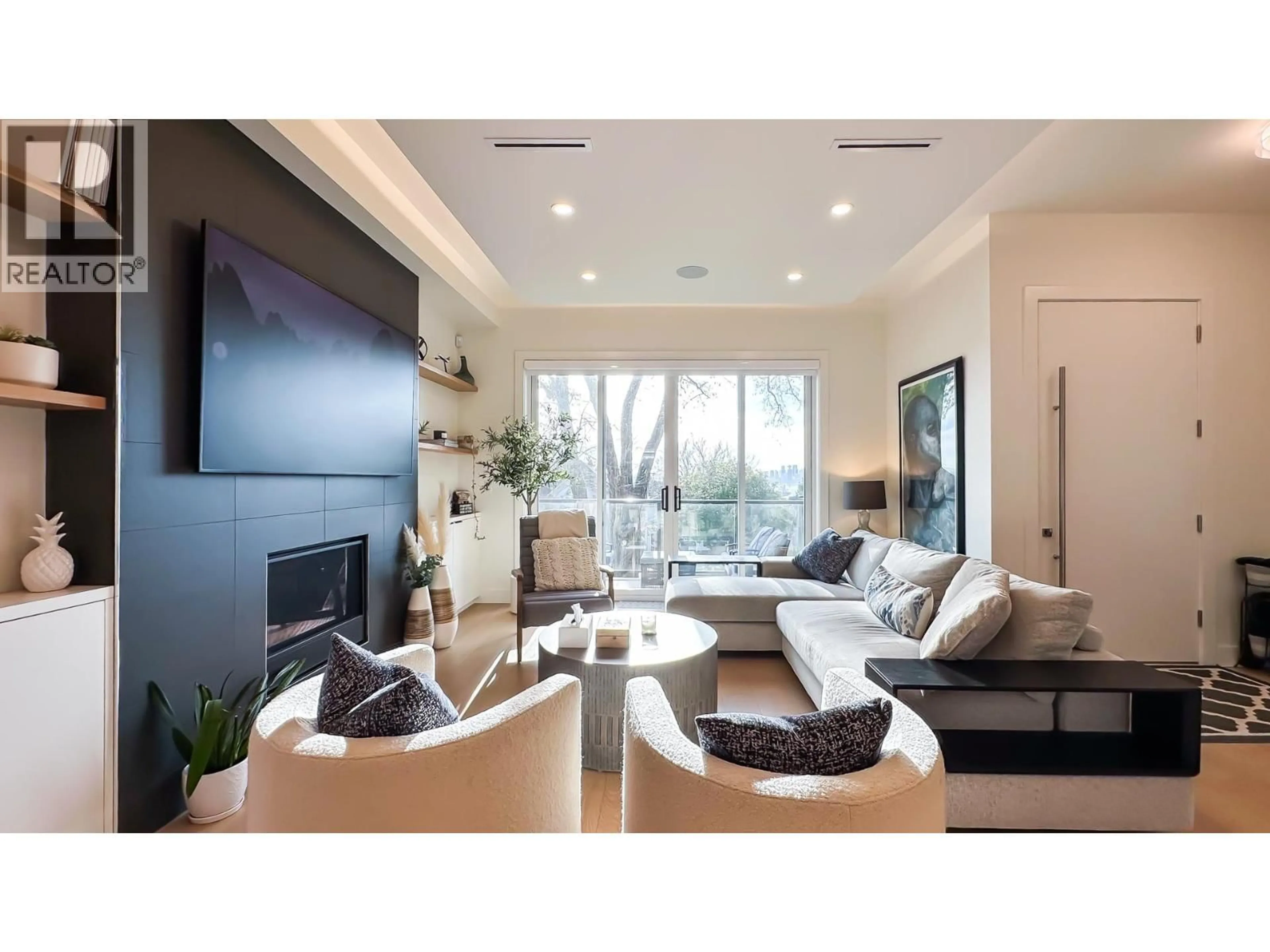 Living room with furniture, unknown for 338 5TH STREET, North Vancouver British Columbia V7L1L9