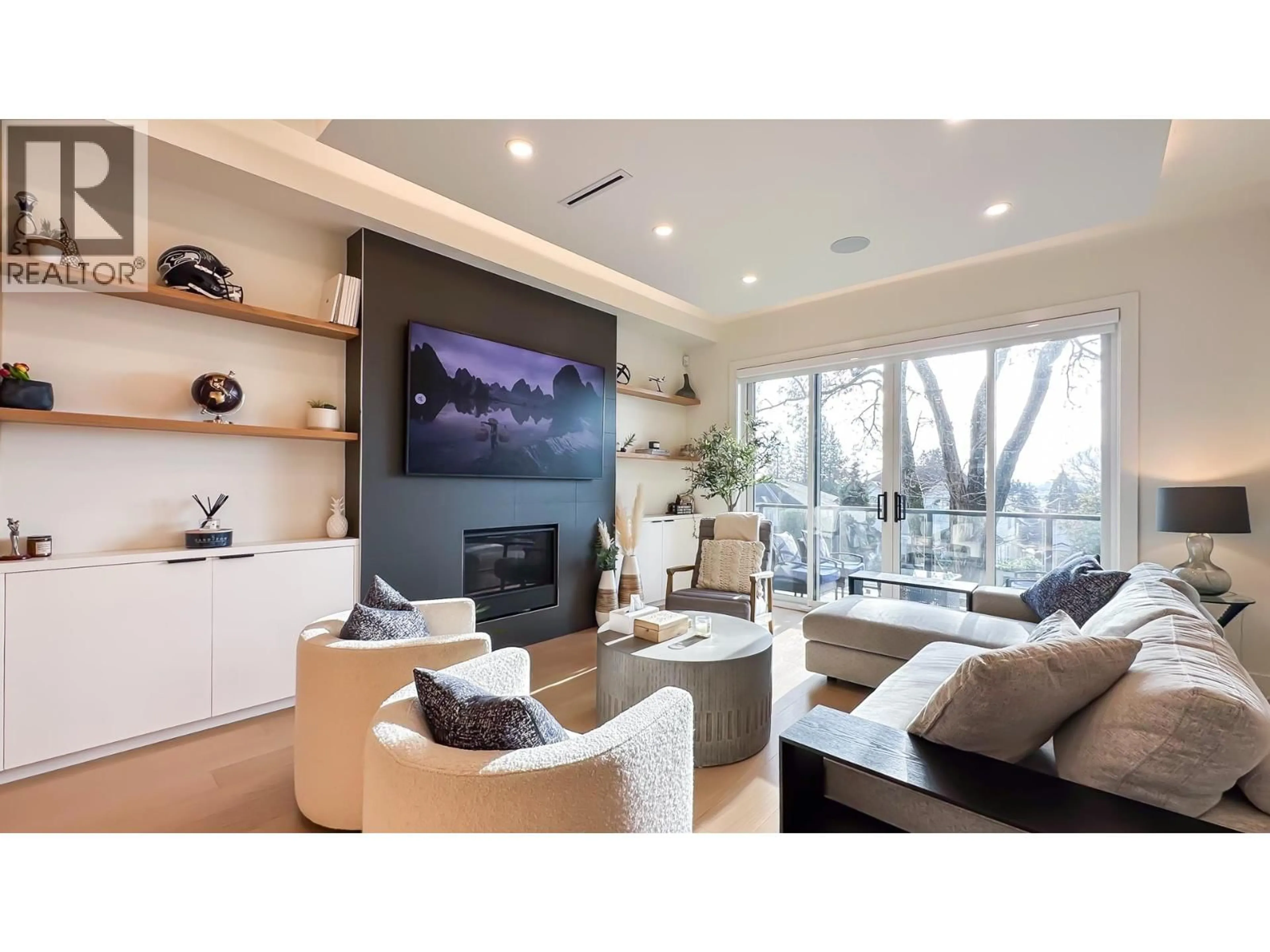 Living room with furniture, wood/laminate floor for 338 5TH STREET, North Vancouver British Columbia V7L1L9