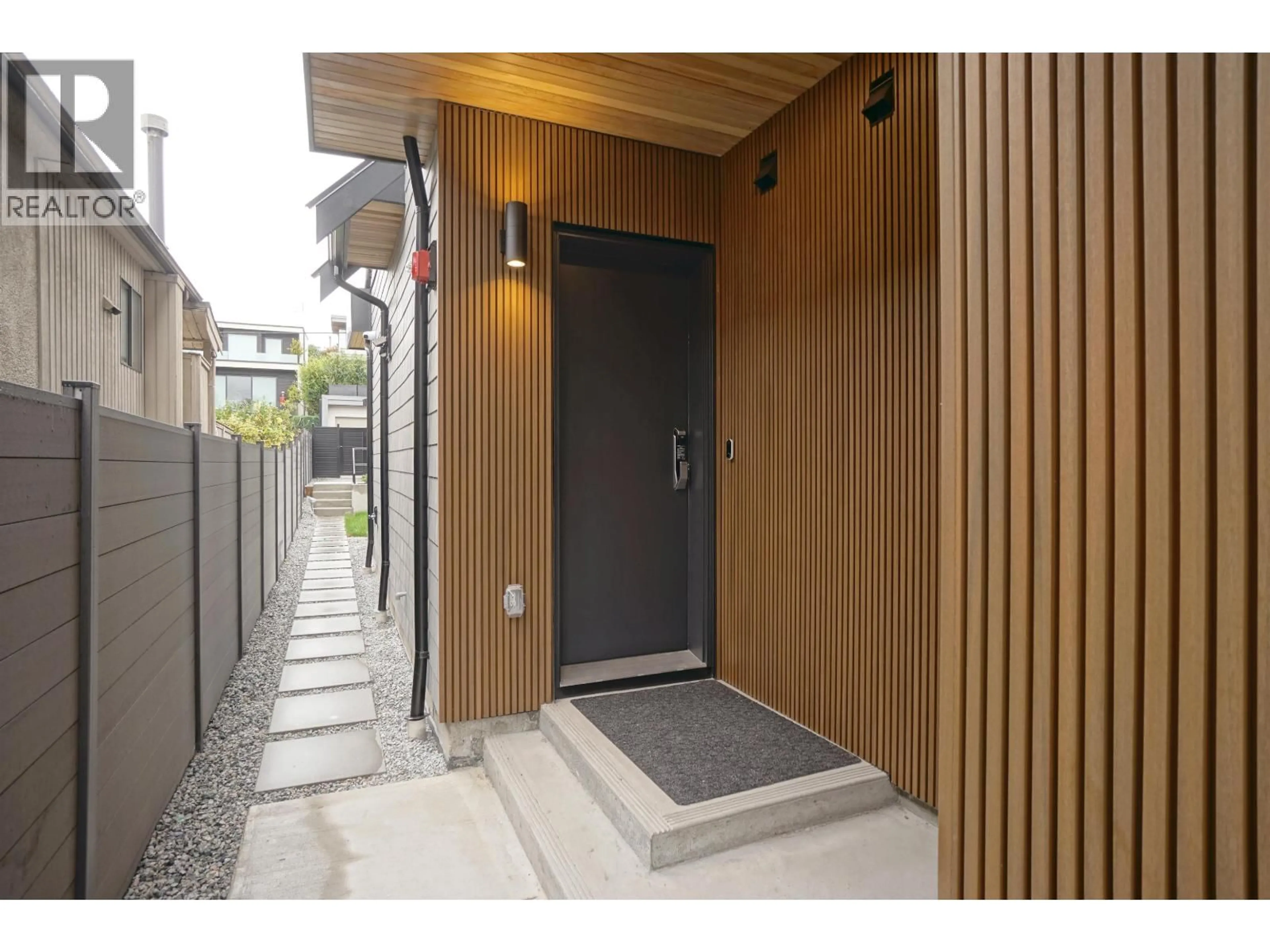 Indoor foyer for 2 - 3460 14TH AVENUE, Vancouver British Columbia V6R2W1