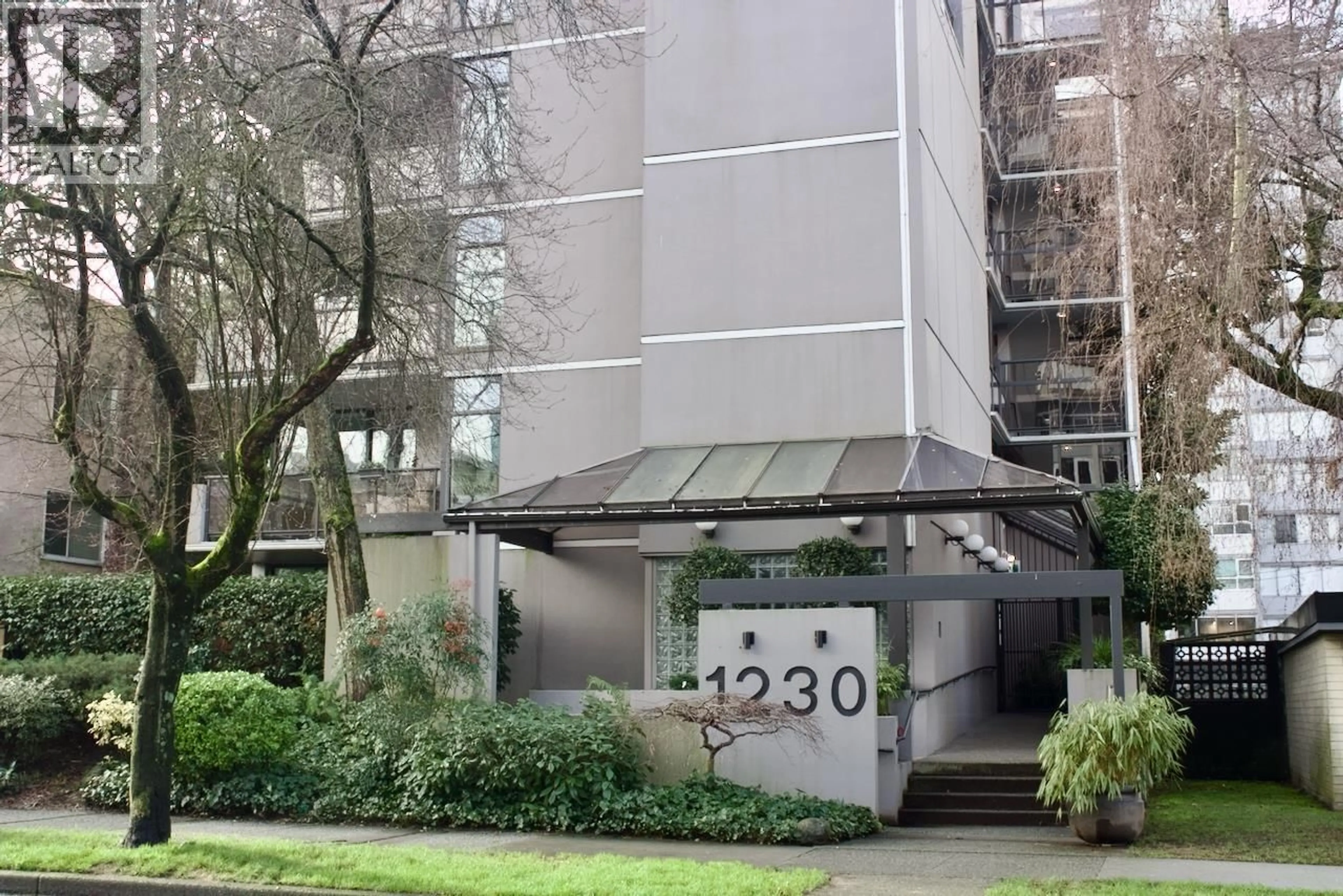 Indoor foyer for 402 - 1230 COMOX STREET, Vancouver British Columbia V6E1K7