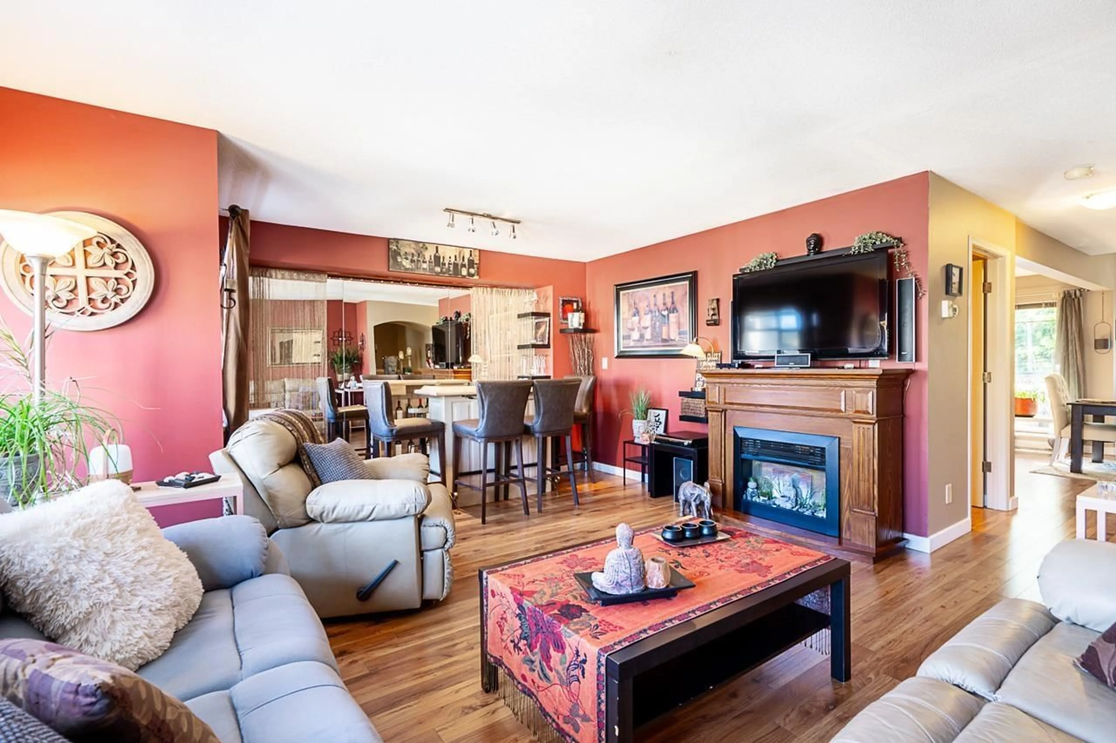 Living room with furniture, wood/laminate floor for 17 - 10238 155A STREET, Surrey British Columbia V3R0V8