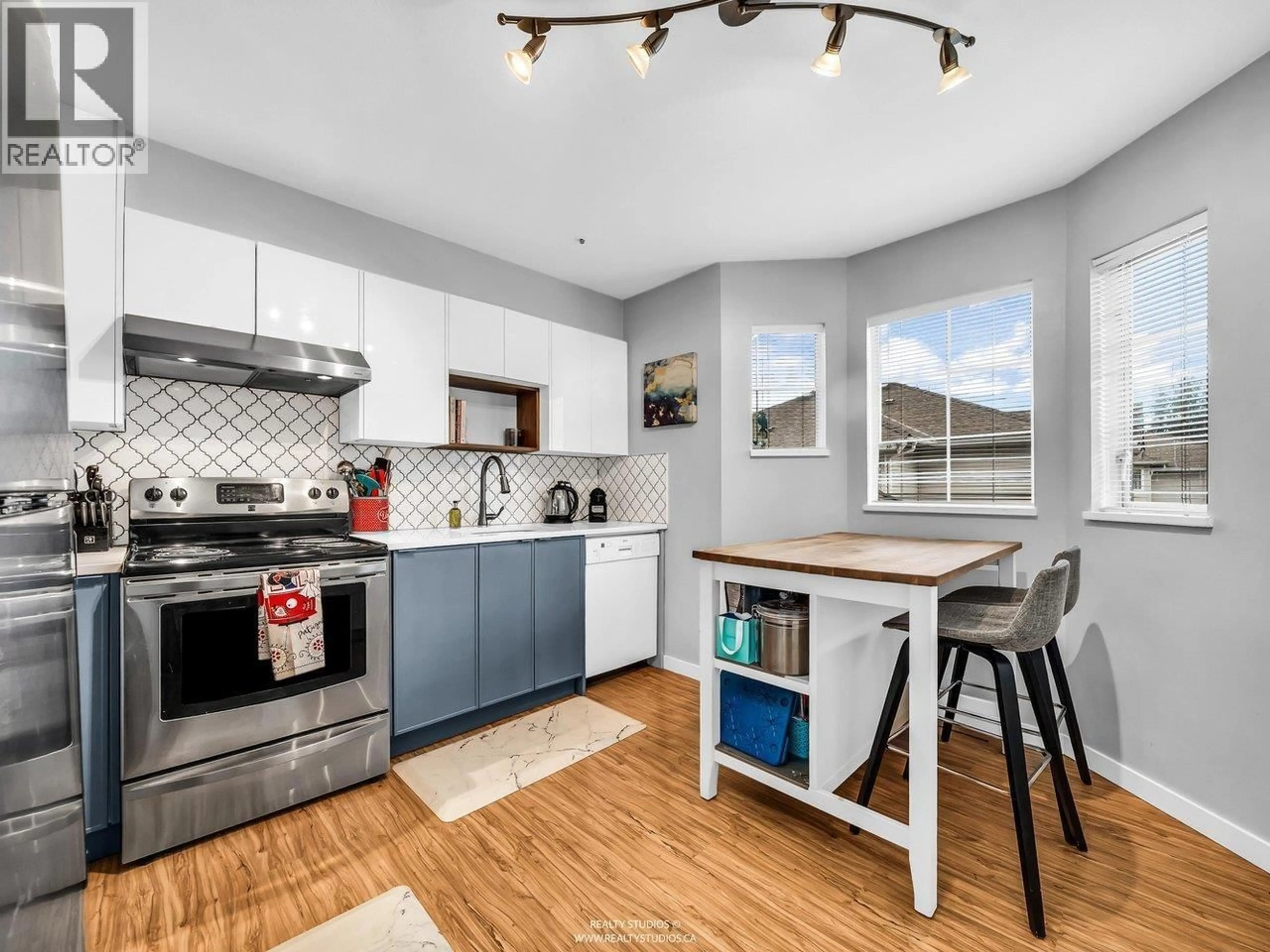 Open concept kitchen, unknown for 1 - 12188 HARRIS ROAD, Pitt Meadows British Columbia V3Y2N3