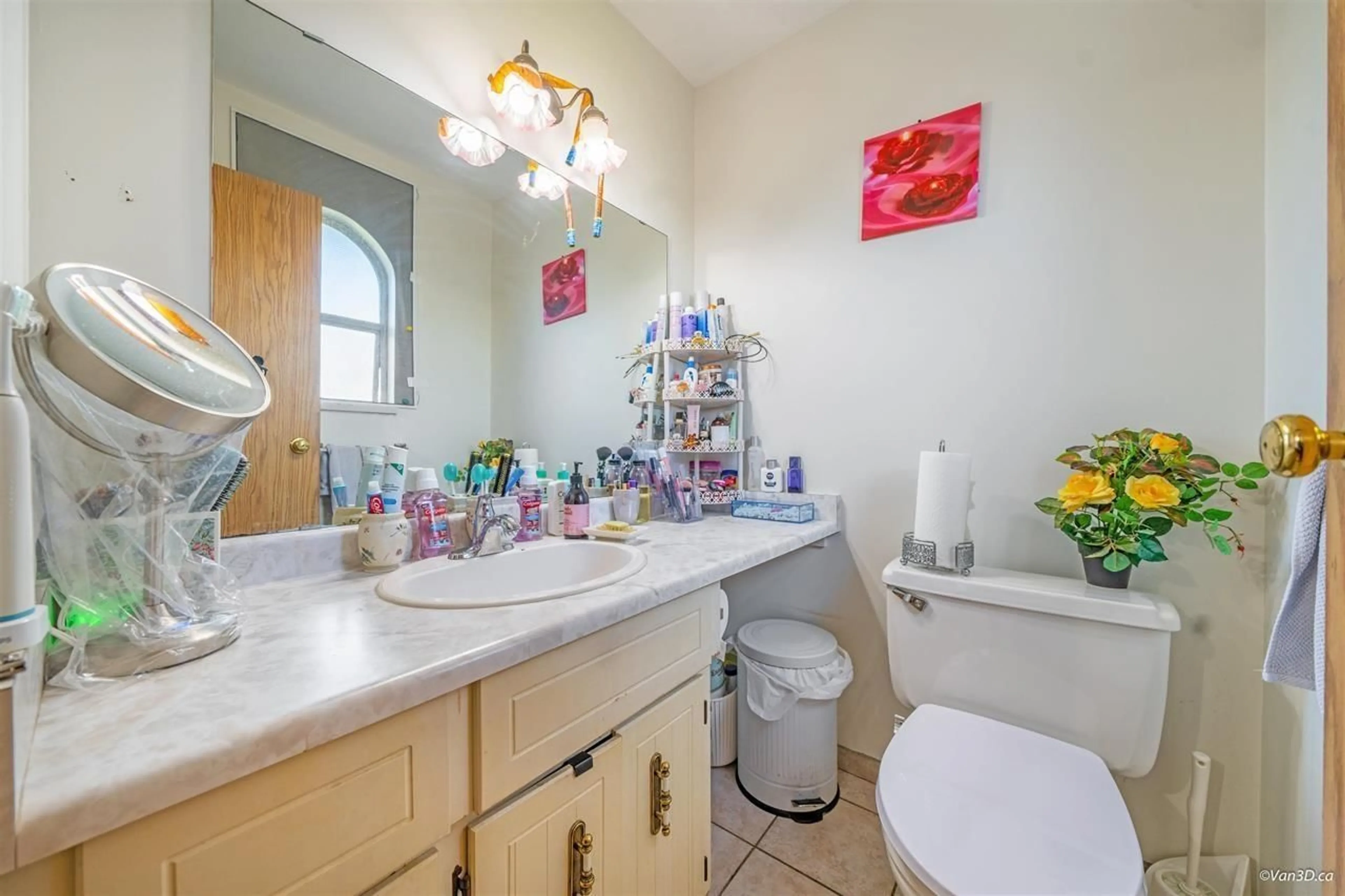 Standard bathroom, ceramic/tile floor for 15024 96 AVENUE, Surrey British Columbia V3R1E9