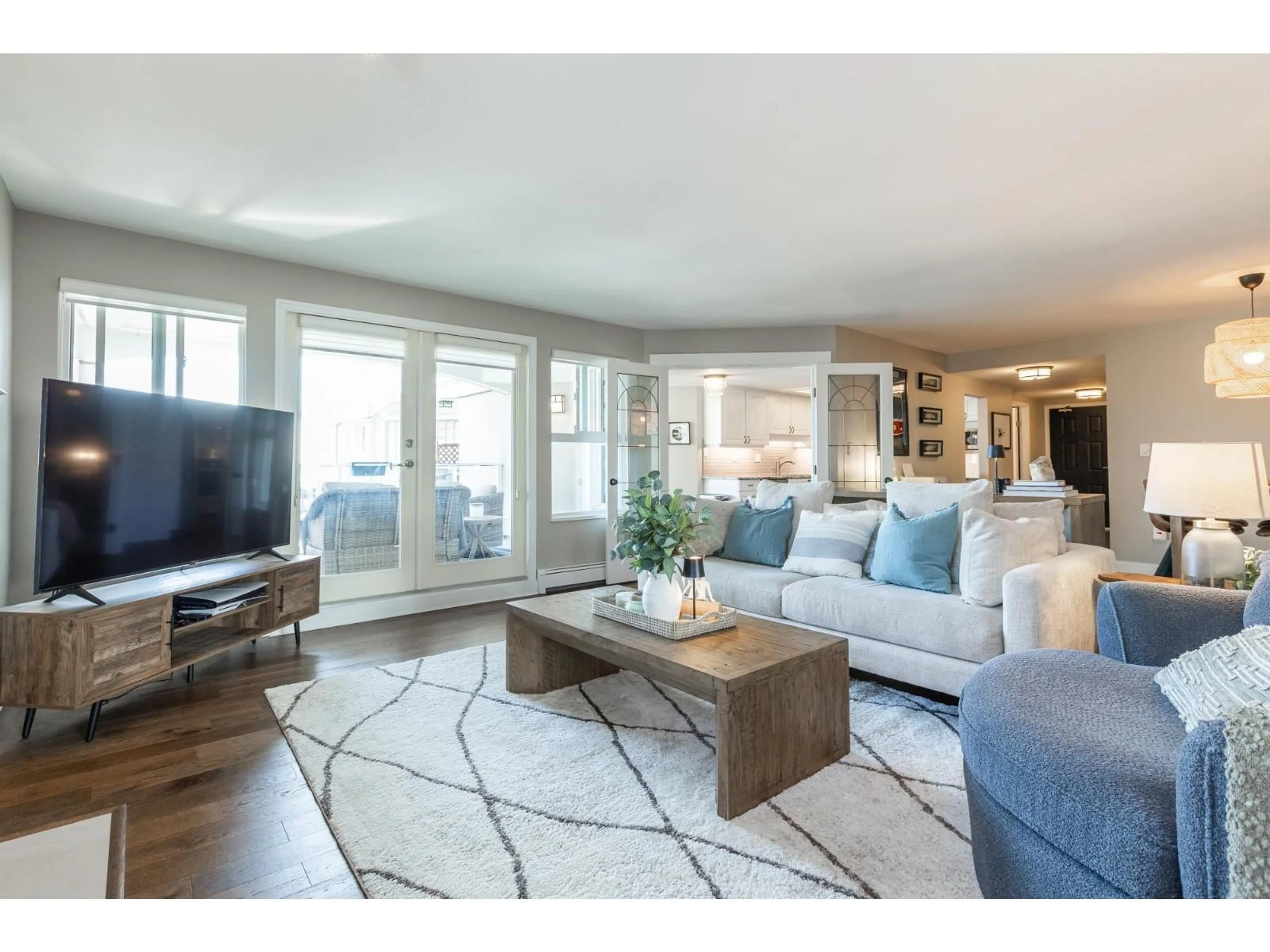 Living room with furniture, unknown for 307 - 15367 BUENA VISTA AVENUE, White Rock British Columbia V4B1Y7