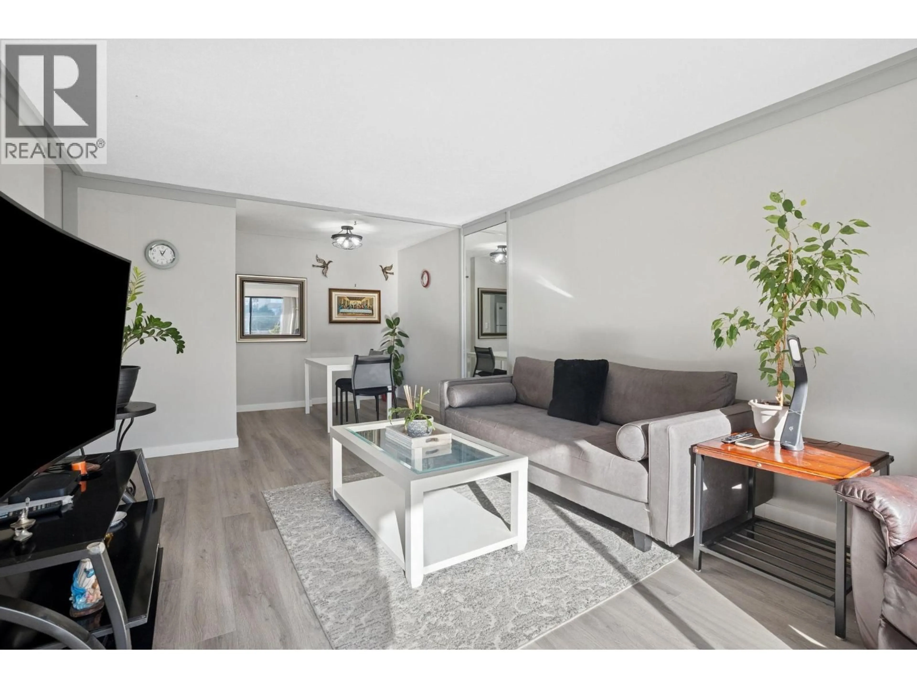 Living room with furniture, wood/laminate floor for 208 - 707 HAMILTON STREET, New Westminster British Columbia V3M2M7