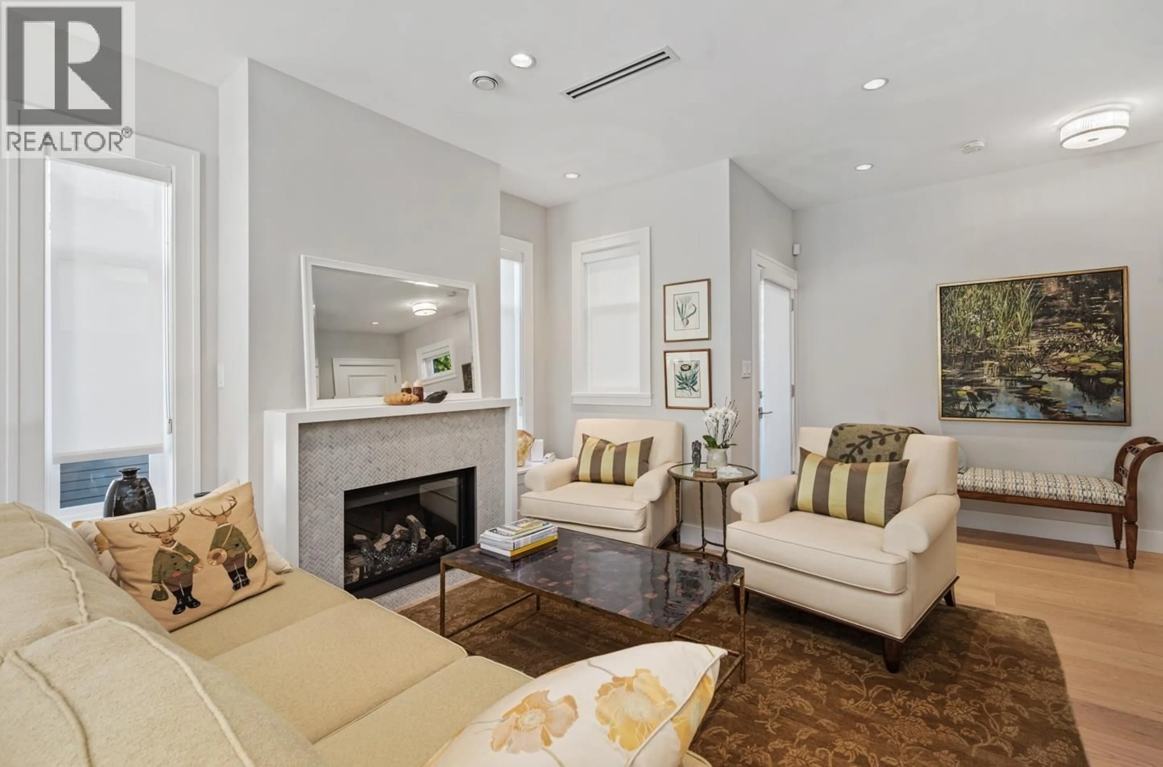 Living room with furniture, unknown for 1 - 123 14 AVENUE, Vancouver British Columbia V5Y1W8