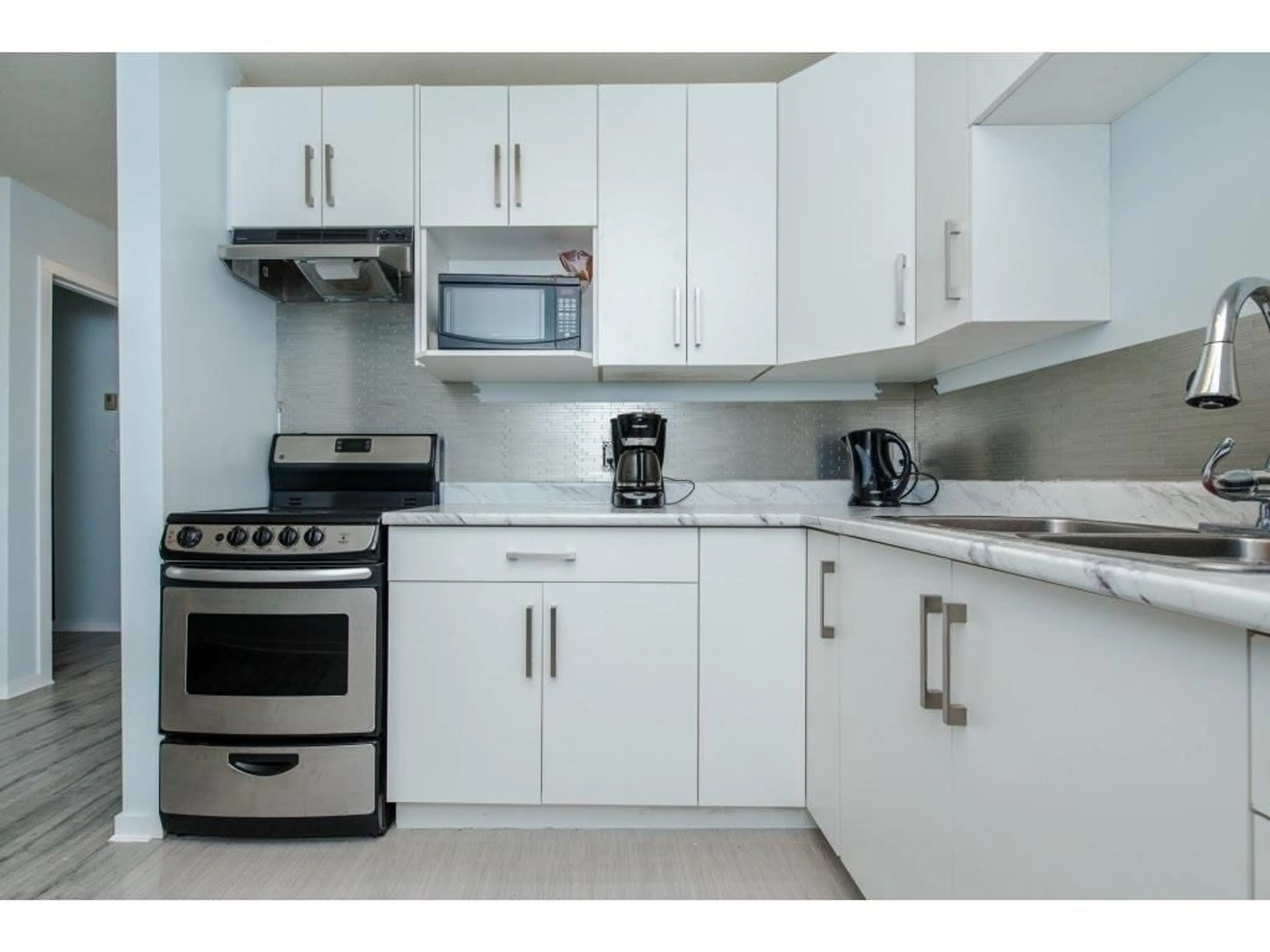 Standard kitchen, unknown for 207 - 2567 VICTORIA STREET, Abbotsford British Columbia V2T2T4
