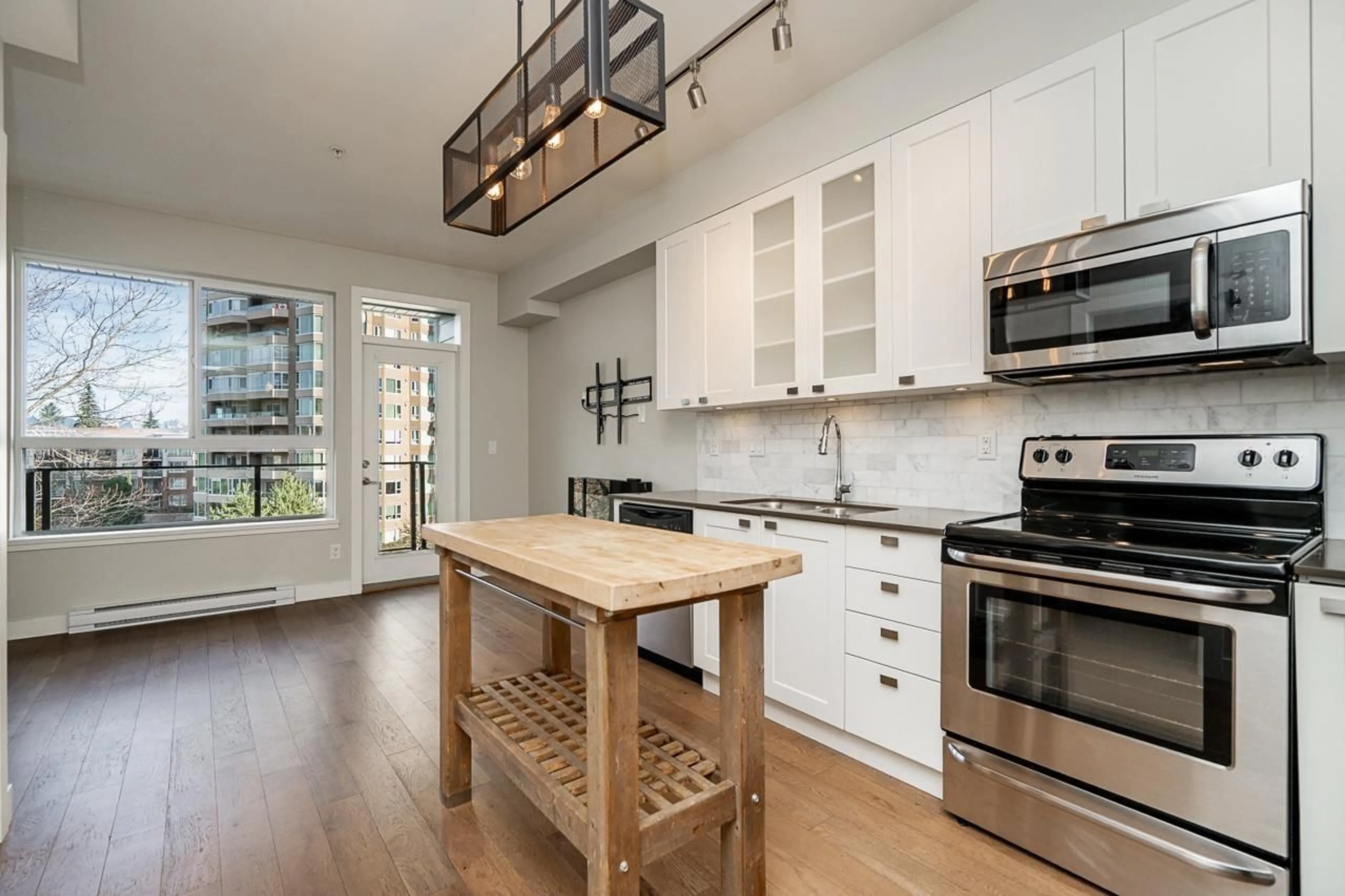 Open concept kitchen, wood/laminate floor for 510 - 3090 GLADWIN ROAD, Abbotsford British Columbia V2T0G2