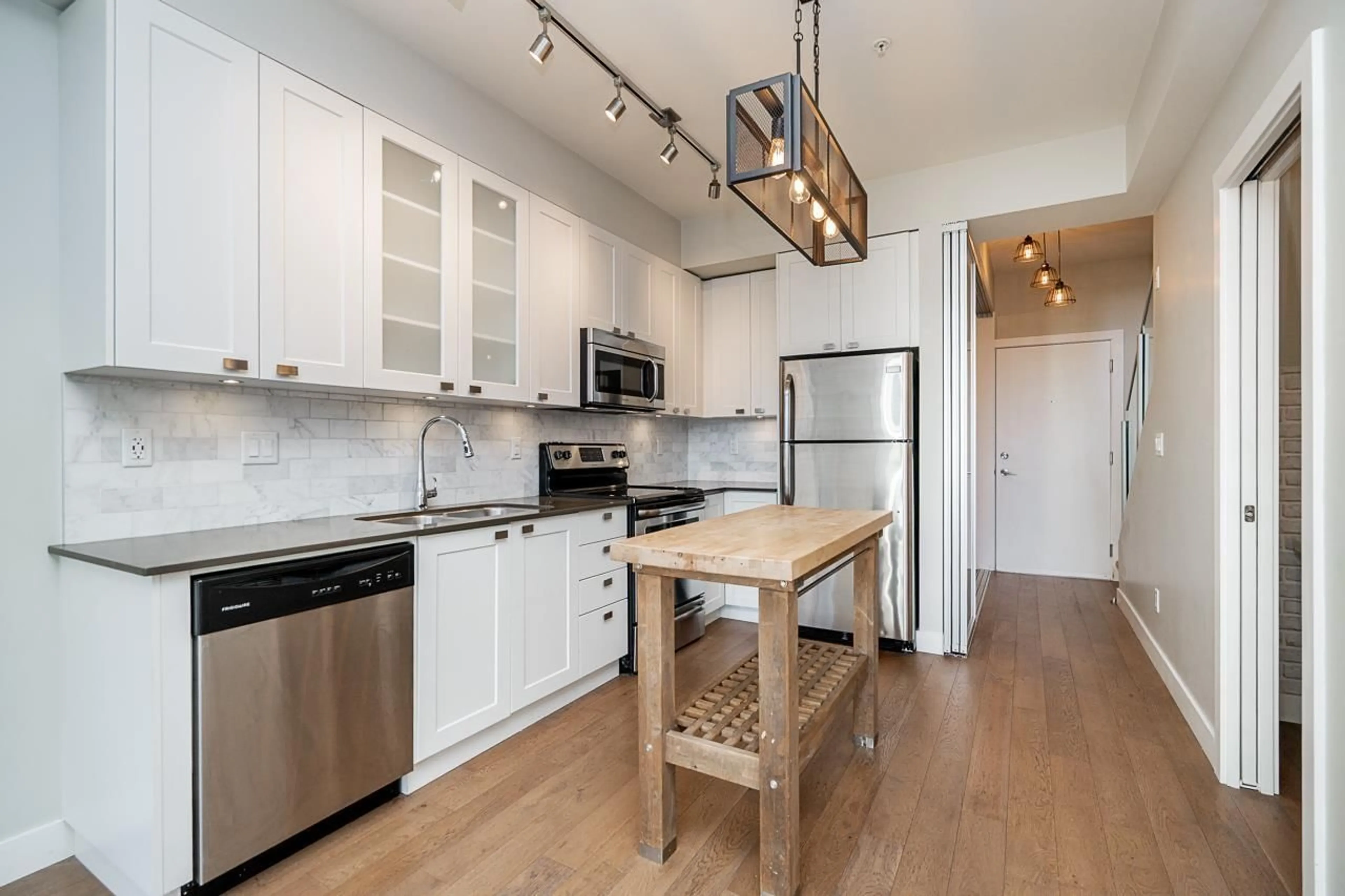 Standard kitchen, wood/laminate floor for 510 - 3090 GLADWIN ROAD, Abbotsford British Columbia V2T0G2