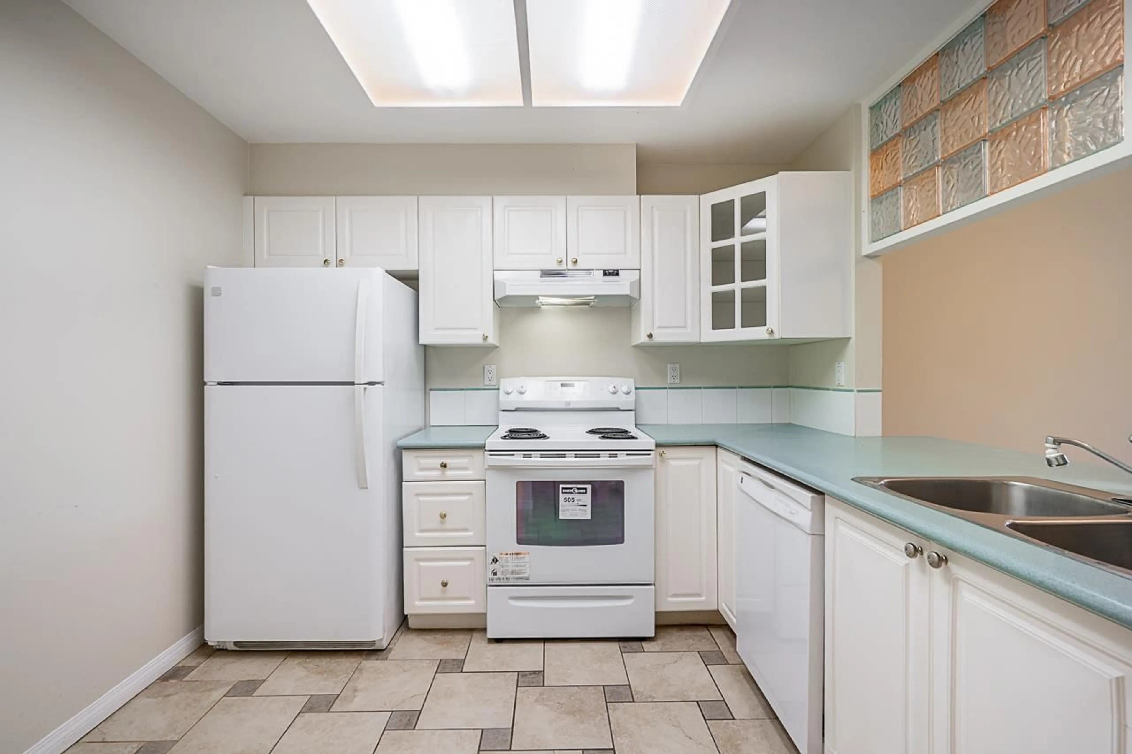 Standard kitchen, ceramic/tile floor for 314 - 15110 108 AVENUE, Surrey British Columbia V3R0T6