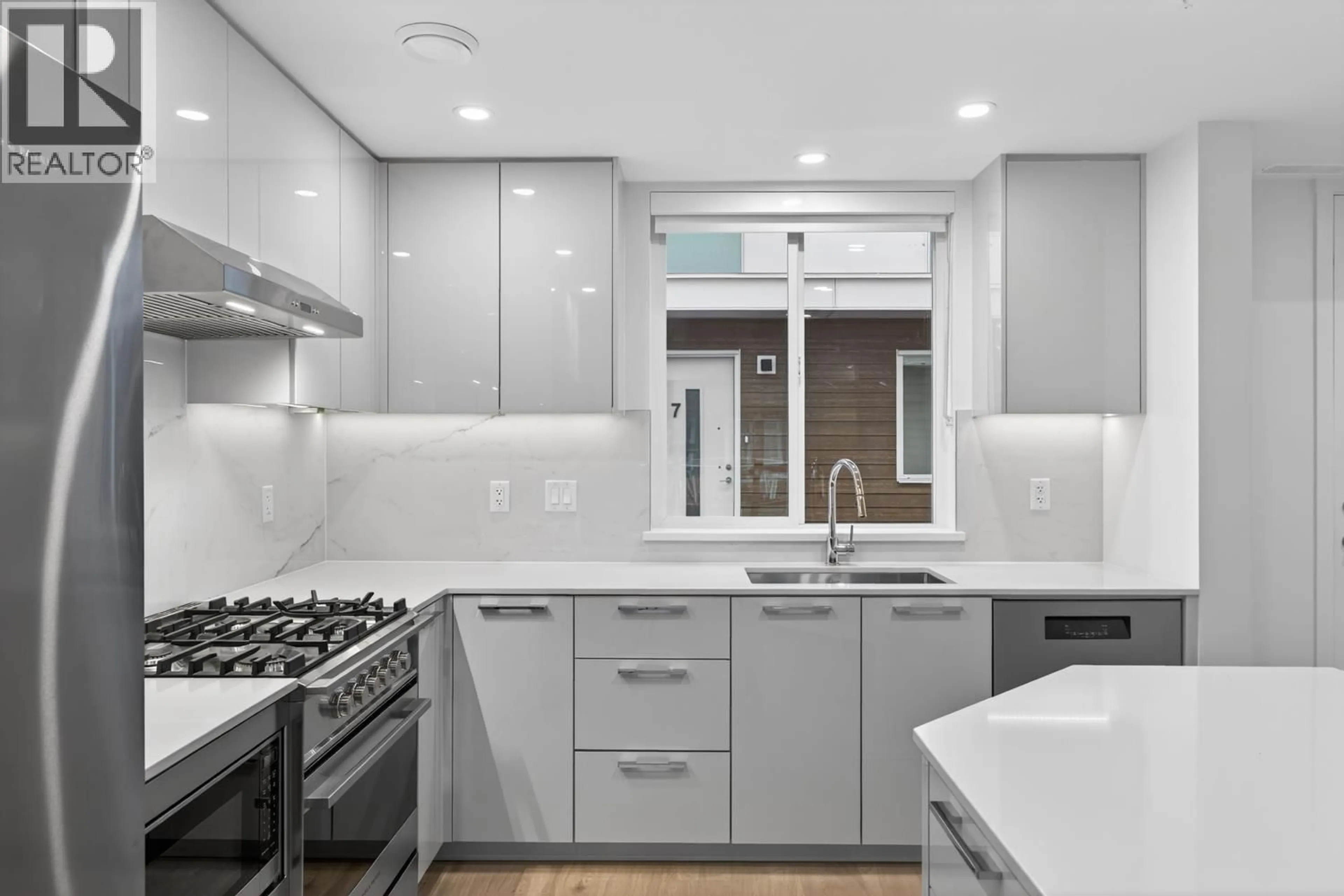 Contemporary kitchen, ceramic/tile floor for 11 - 10333 RIVER DRIVE, Richmond British Columbia V6X1Z2