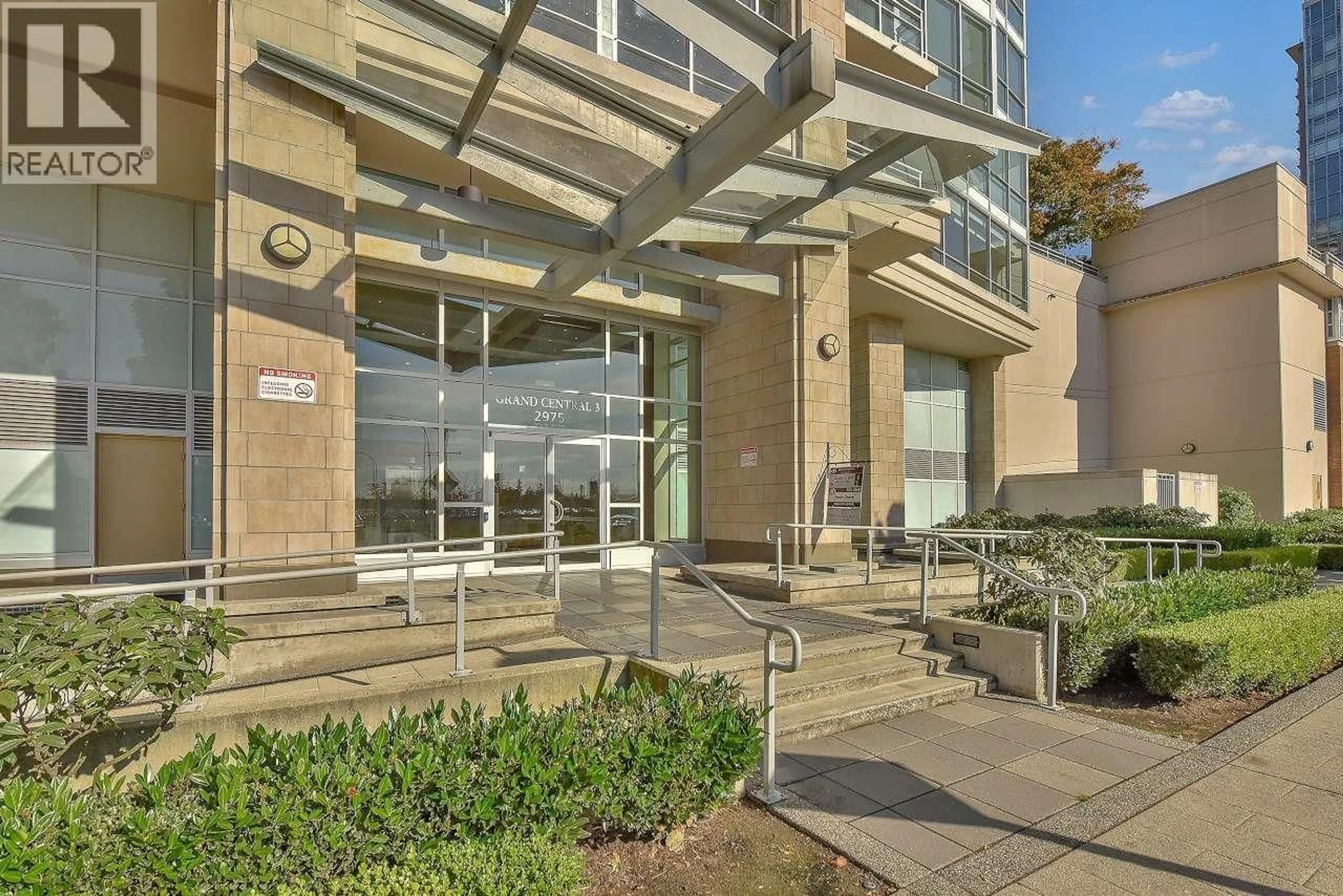 Indoor foyer for 3207 - 2975 ATLANTIC AVENUE, Coquitlam British Columbia V3B0C5