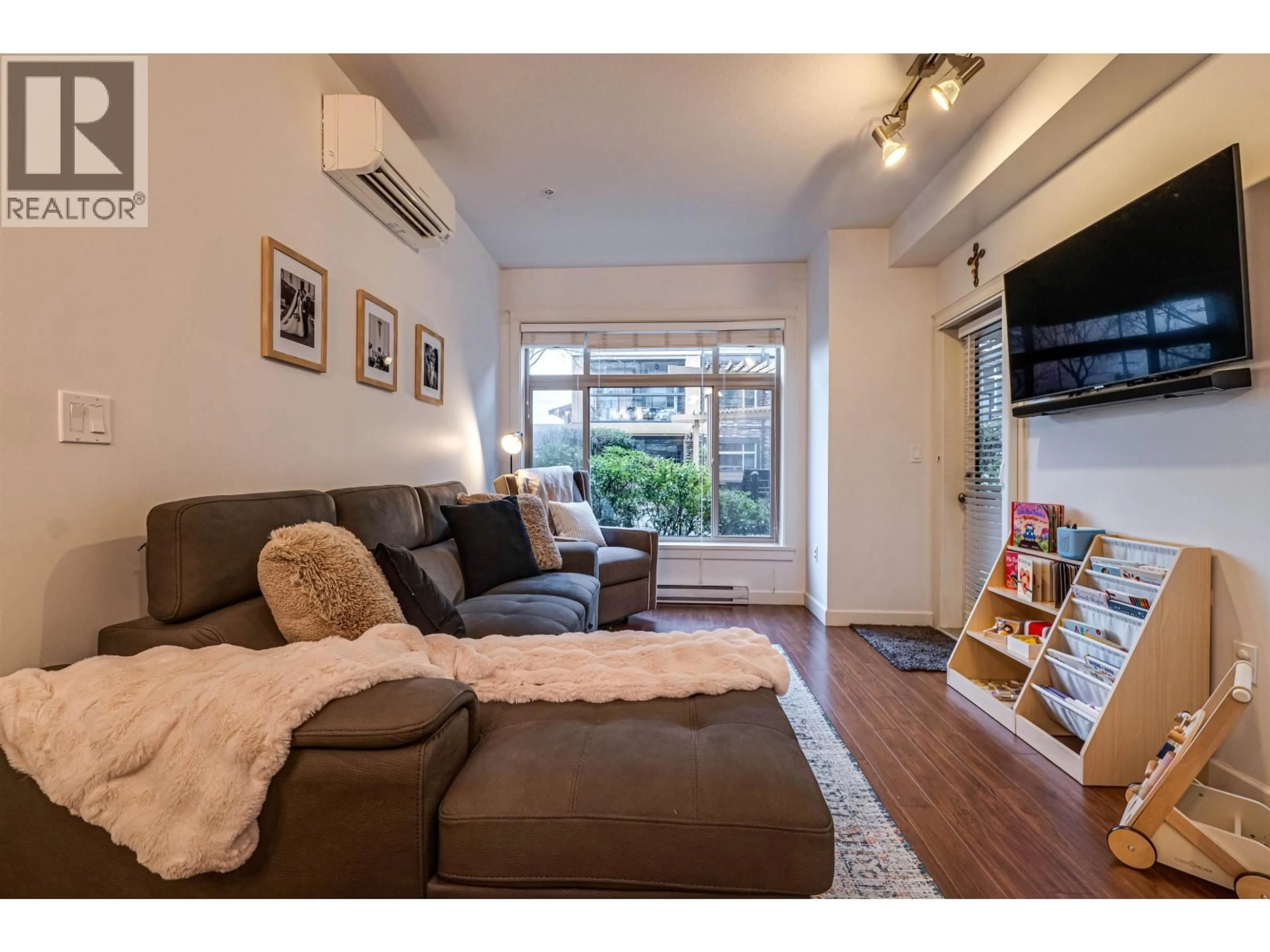 Living room with furniture, wood/laminate floor for 117 - 12635 190A STREET, Pitt Meadows British Columbia V3Y0E1