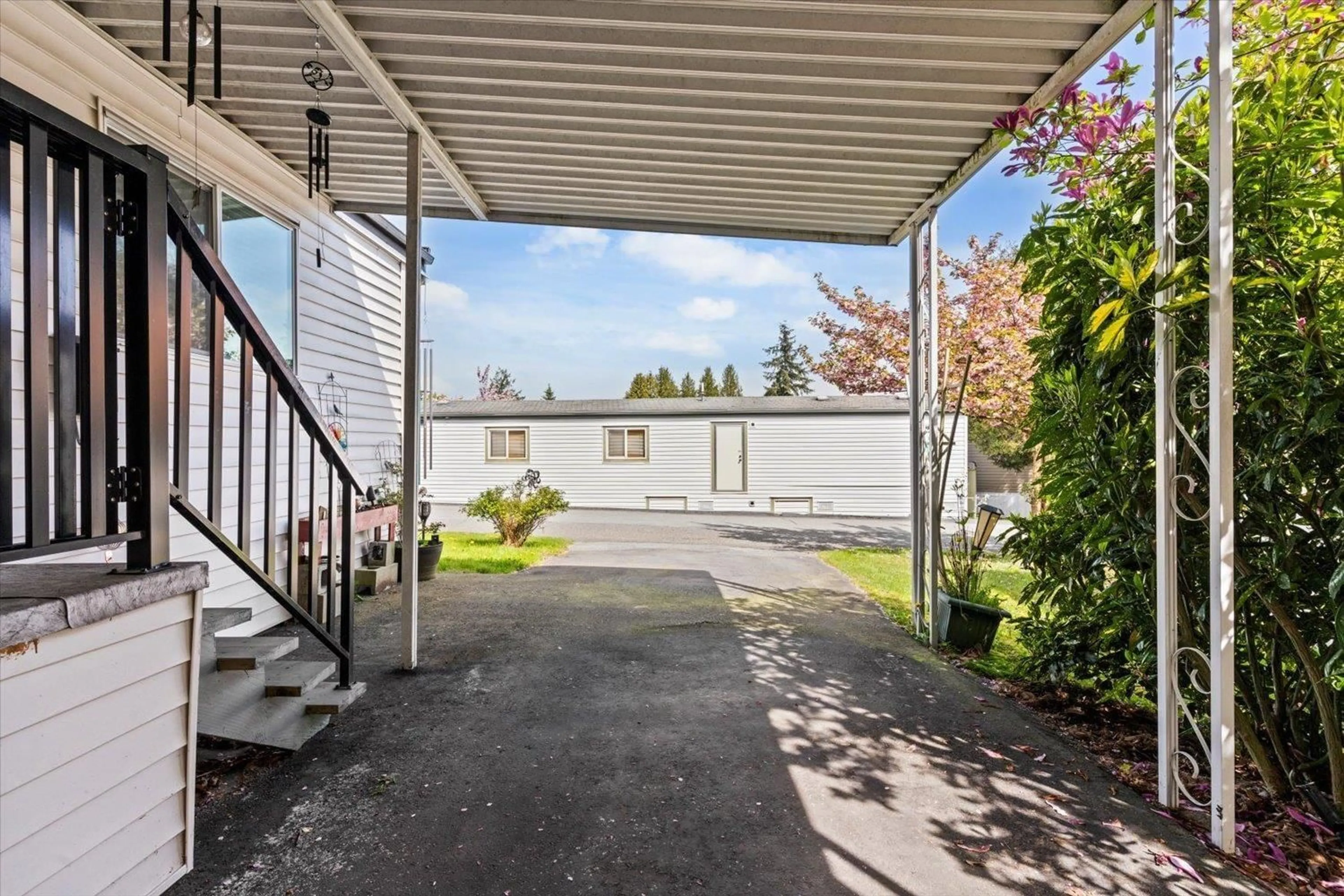 Patio, street for 3 - 8220 KING GEORGE BOULEVARD, Surrey British Columbia V3W6E1