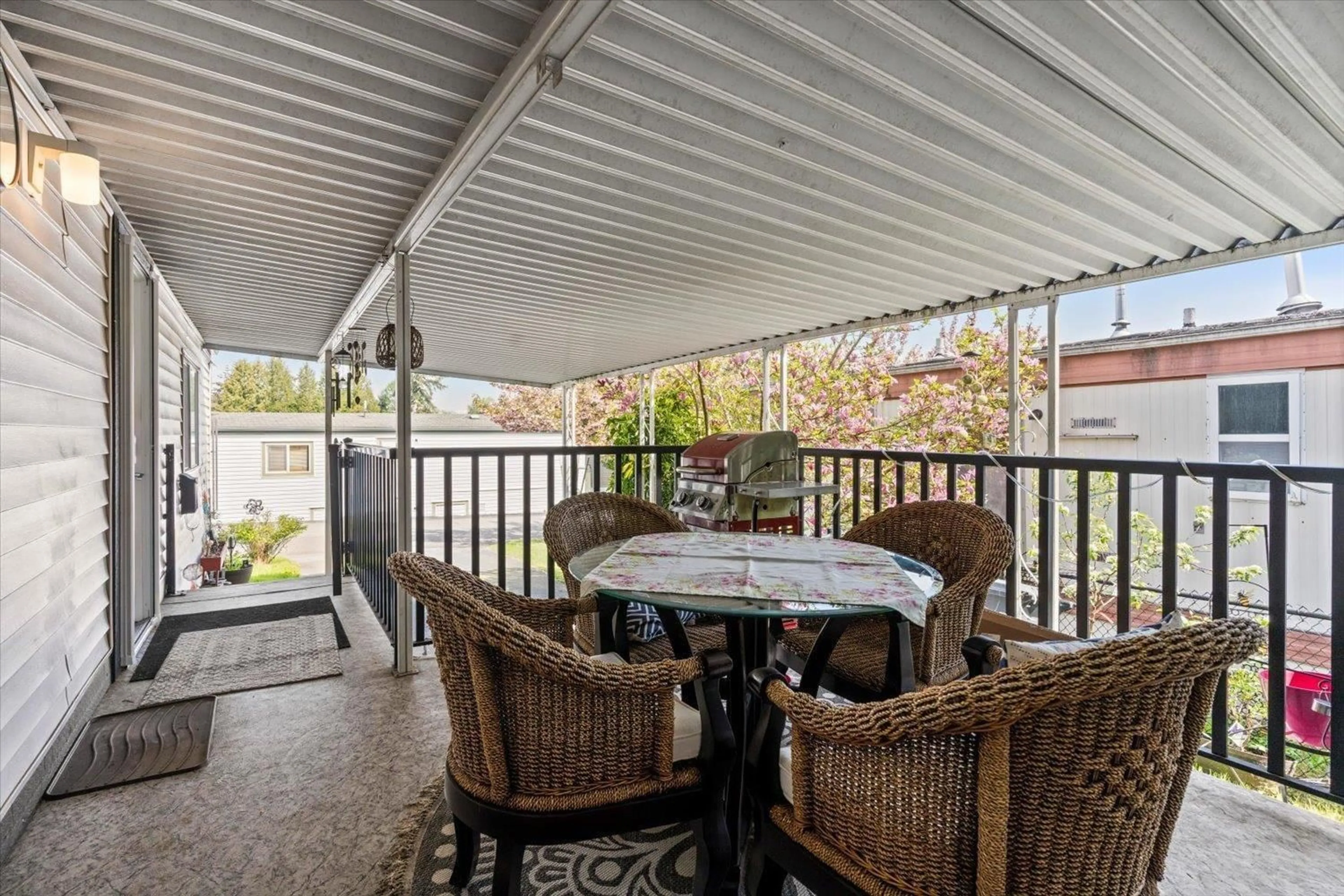 Patio, street for 3 - 8220 KING GEORGE BOULEVARD, Surrey British Columbia V3W6E1