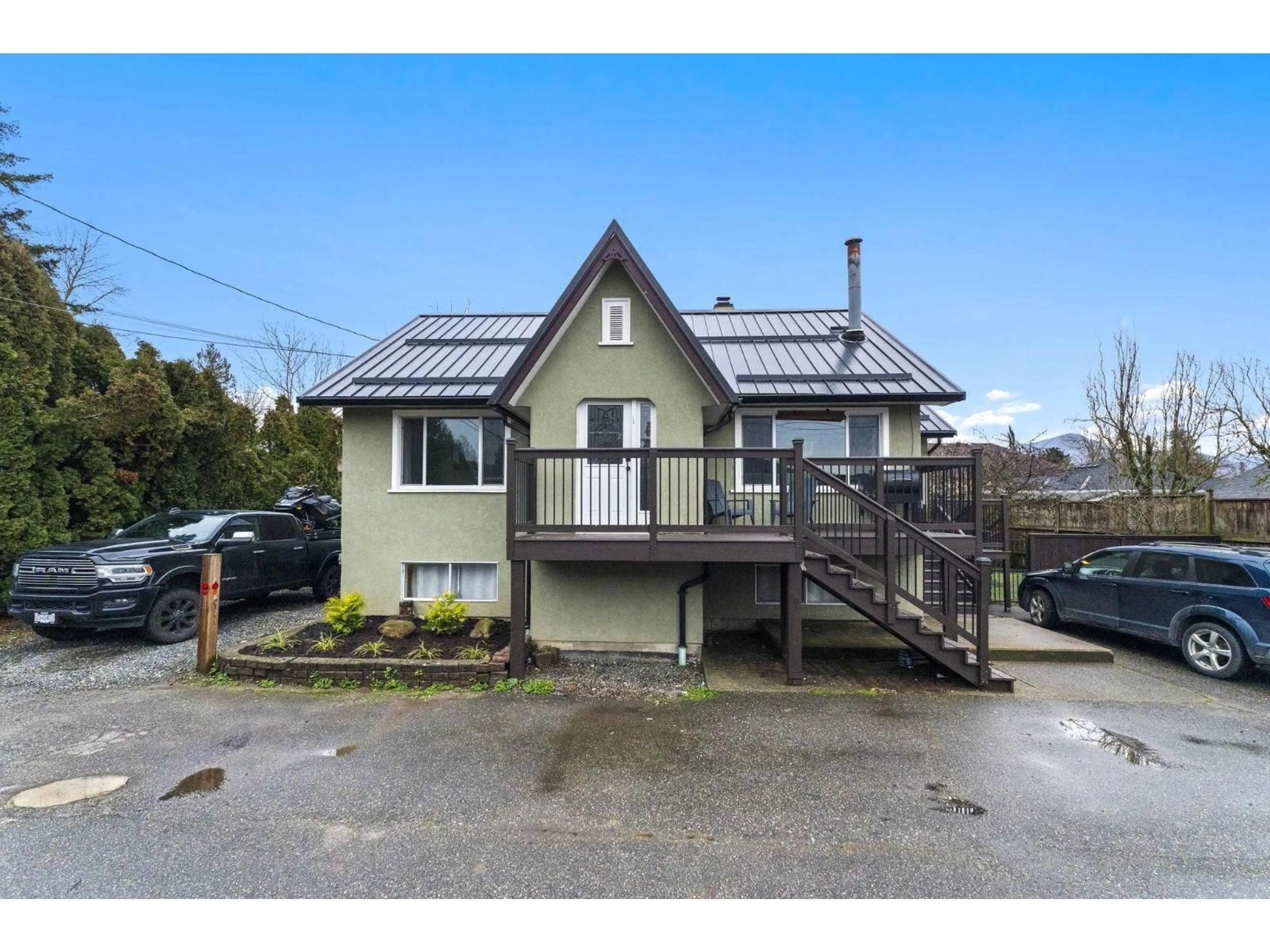 A pic from outside/outdoor area/front of a property/back of a property/a pic from drone, street for 46307 RIVERSIDE DRIVE, Chilliwack British Columbia V2P3L2